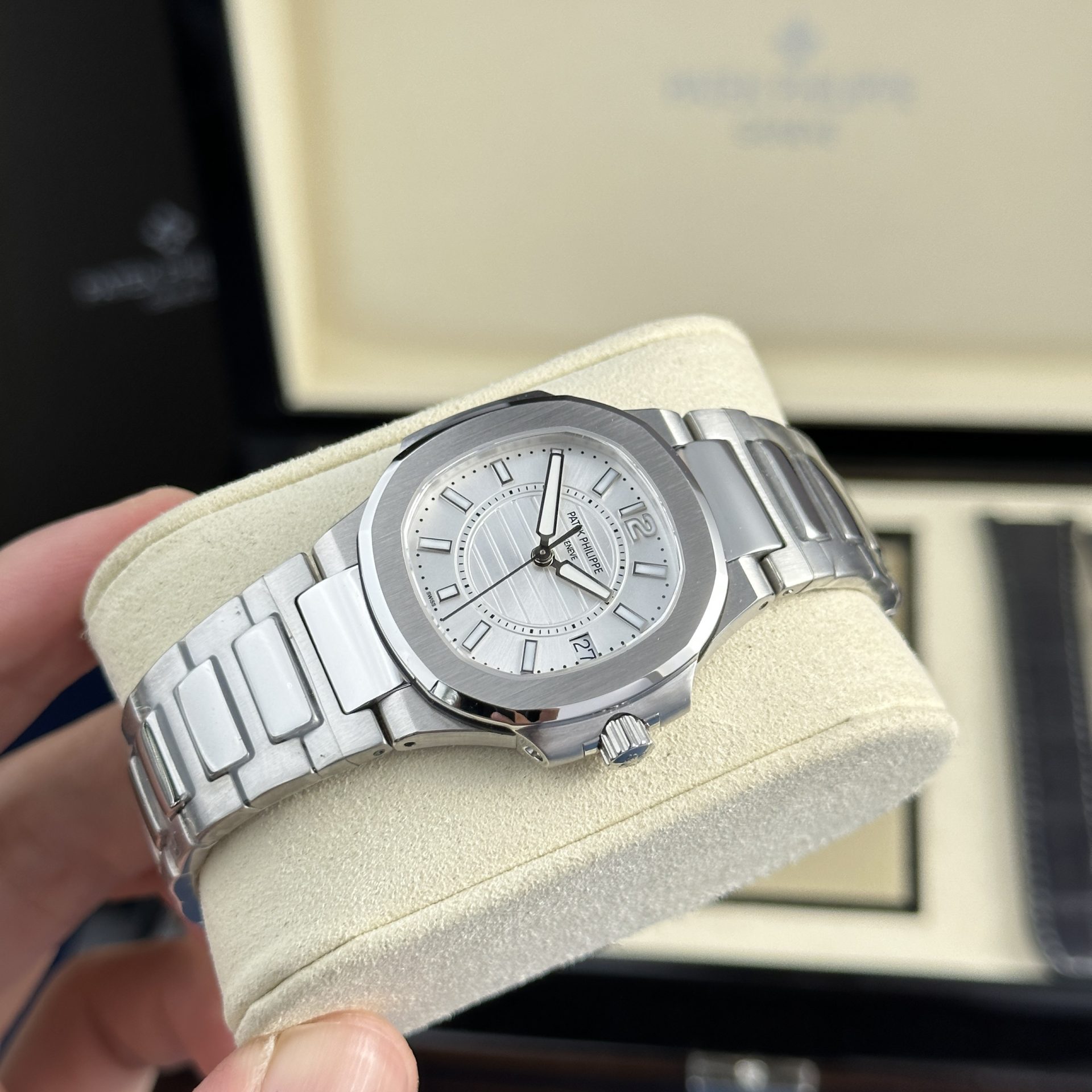 Patek Philippe Replica Watch Nautilus 7010 White Dial Metal Wire 32mm - Top club