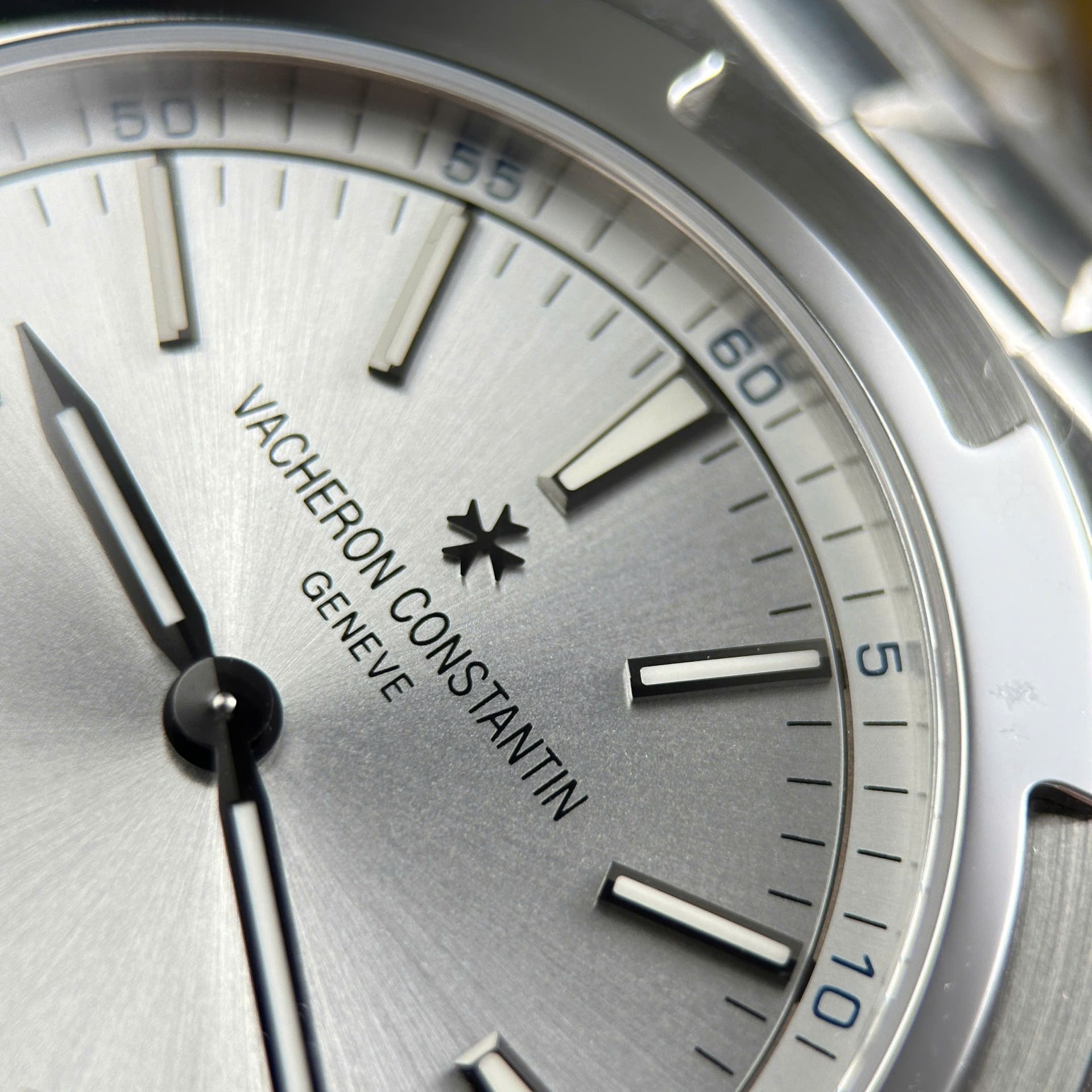 Vacheron Constantin Overseas Ultra-Thin 2000V Knock Off Watches White Dial Metal Wire 8F Factory 40mm - Top club
