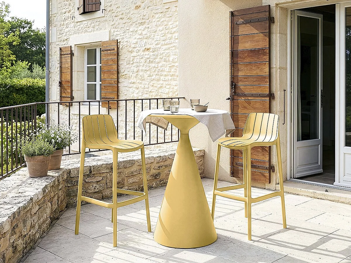 Table et chaises hautes de bistrot empilables 