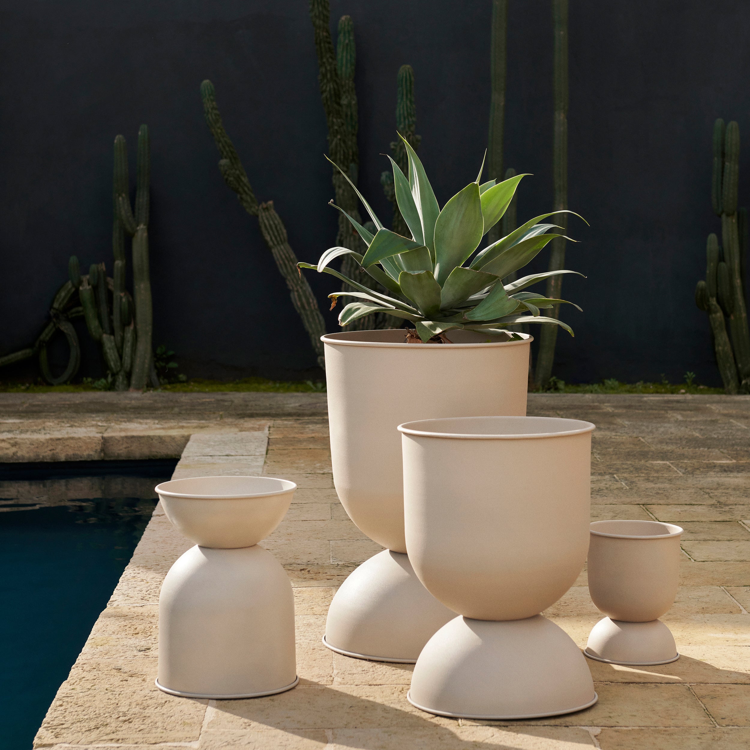 Ferm Living Hourglass Pot - Medium - Cashmere