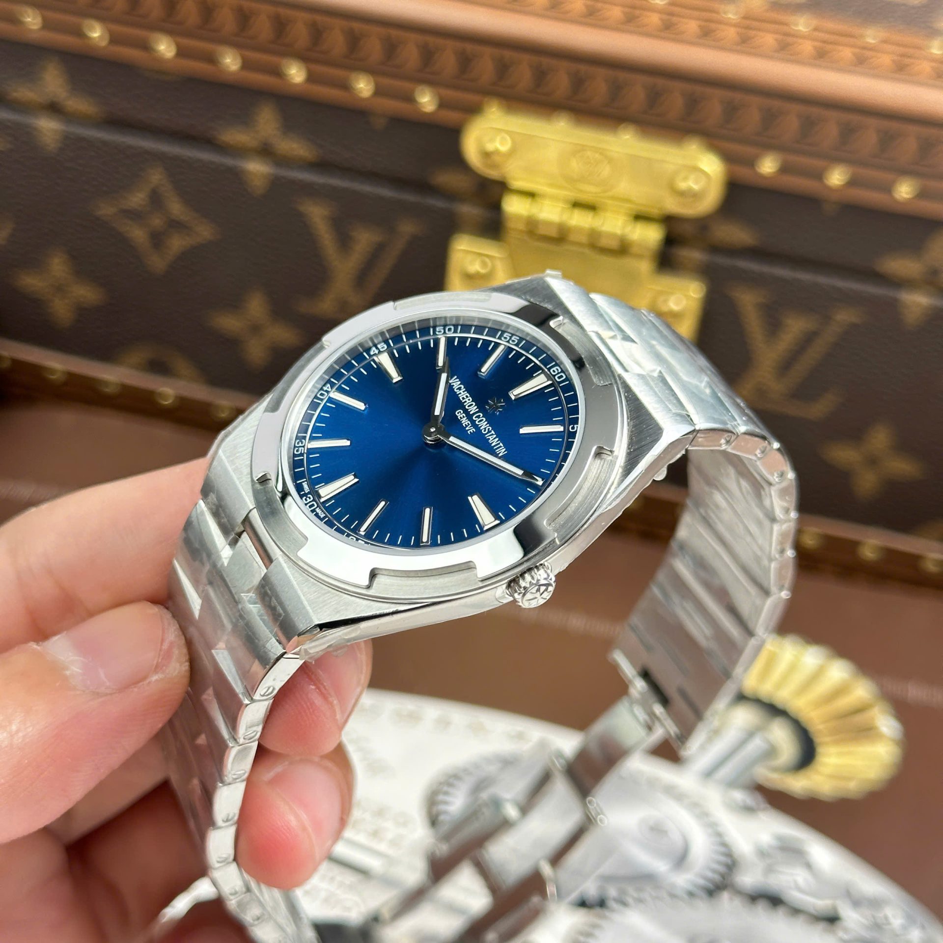 Vacheron Constantin Overseas Ultra-Thin 2000V Luxury Fake Watches Blue Dial Metal Wire 8F Factory 40mm - Top club