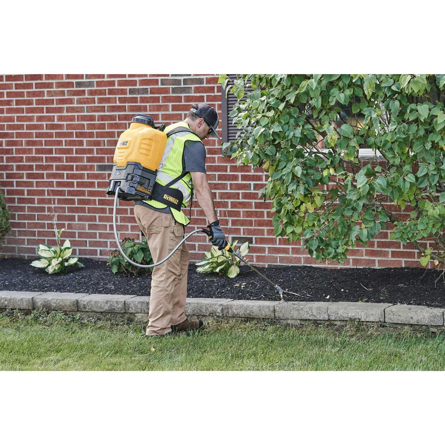 DEWALT 20V Lithium-Ion 4 Gal. Battery-Powered Backpack Sprayer - 190681 - Image 3 DEWALT 20V Lithium-Ion 4 Gal. Battery-Powered Backpack Sprayer - 190681 - Image 3