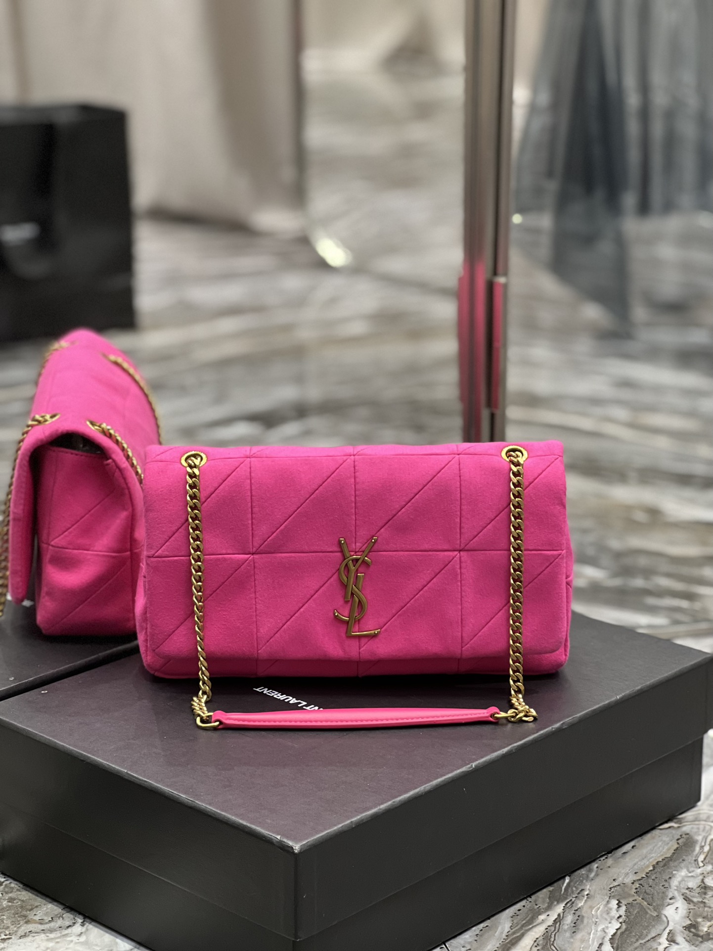 JAMIE MEDIUM CHAIN BAG “CARRÉ RIVE GAUCHE” IN LAMBSKIN AND SUEDE1:1High-quality replica