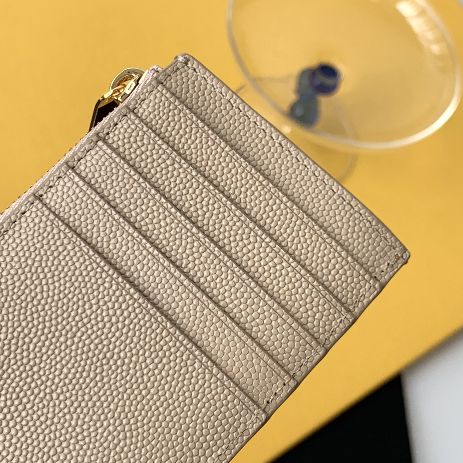 CASSANDRE MATELASSÉ ZIPPED FRAGMENTS CARD CASE IN GRAIN DE POUDRE EMBOSSED LEATHER1:1High-quality replica