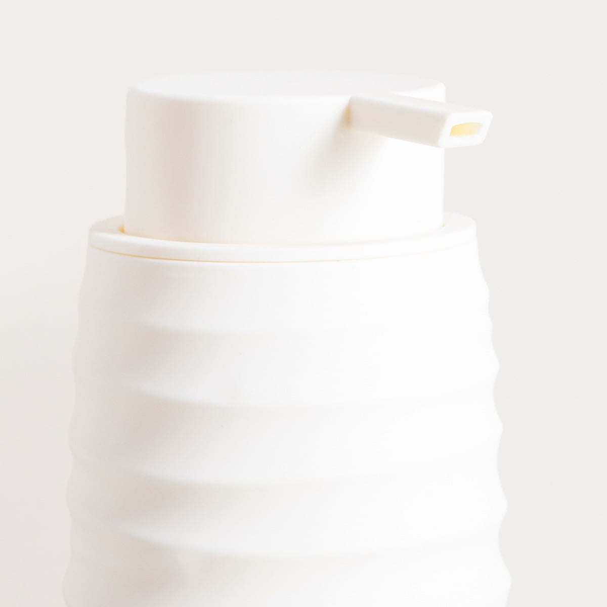 Dozownik TORUS z tłoczeniem biały 8,2x8,2x17 cm
