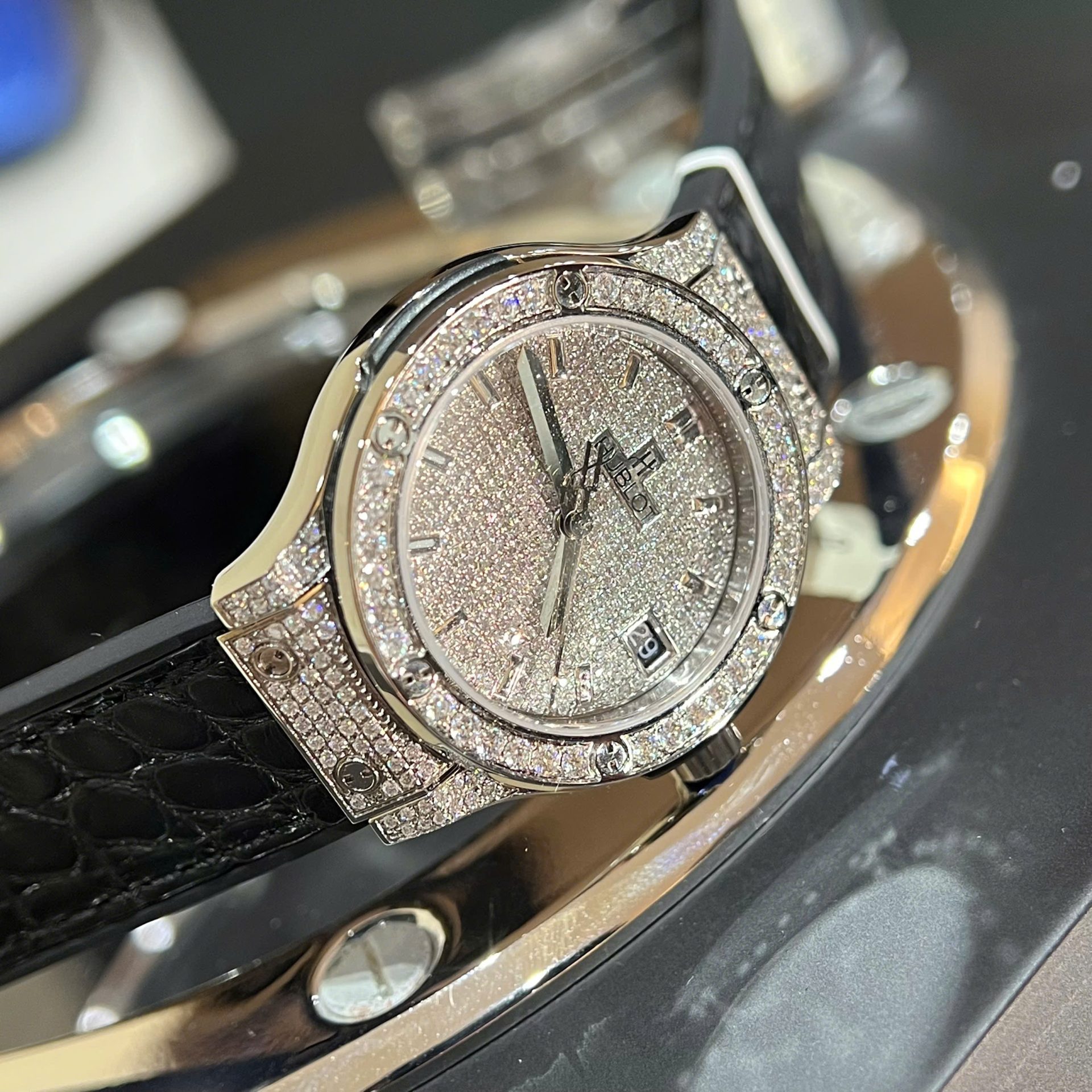 Hublot Classic Fusion Titanium Pav�� Customs Full Moissanite Diamonds High End Watch Replicas 33mm - Top club