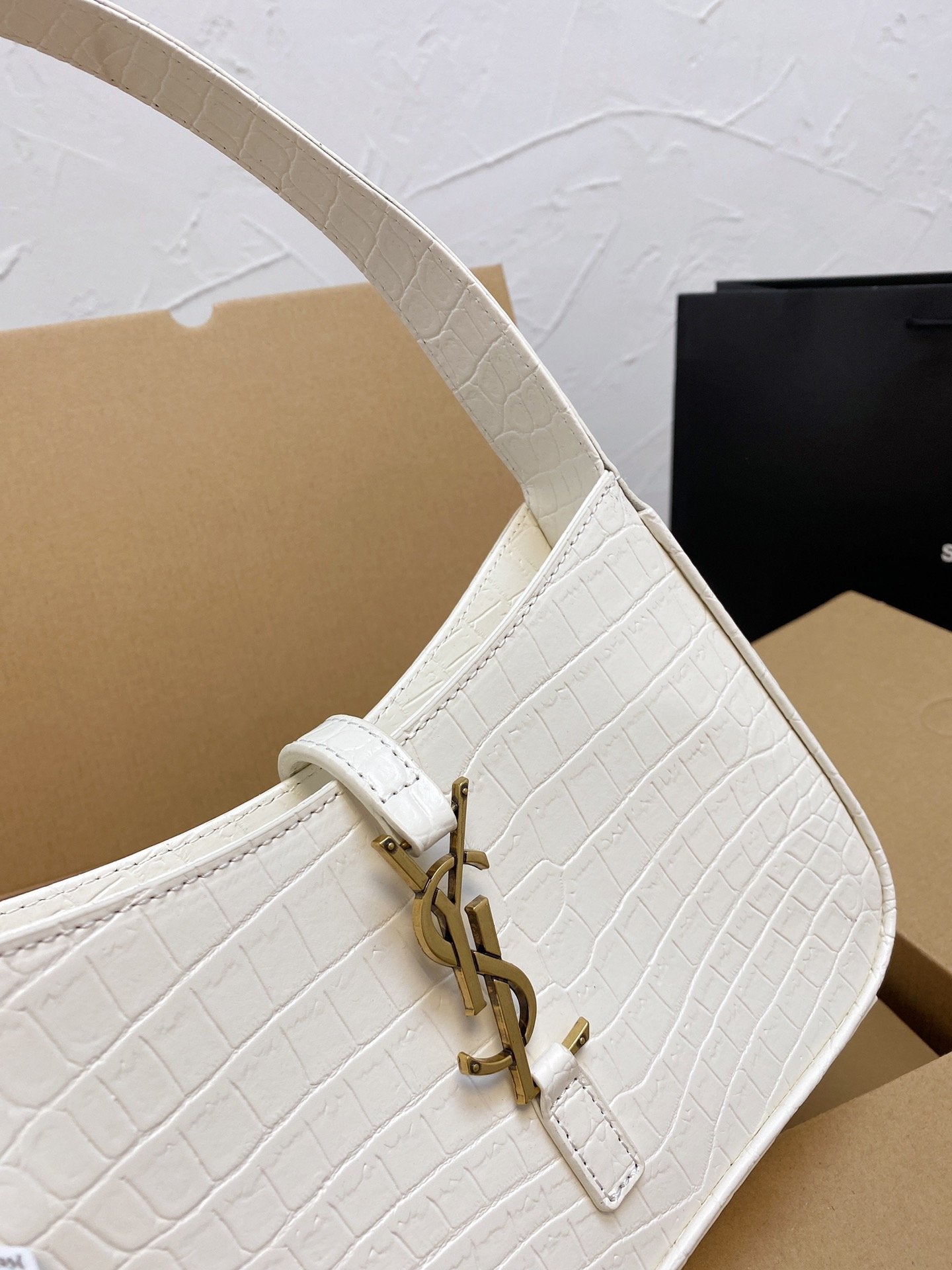 TO – Luxury Edition Bags SLY 2041:1High-quality replica