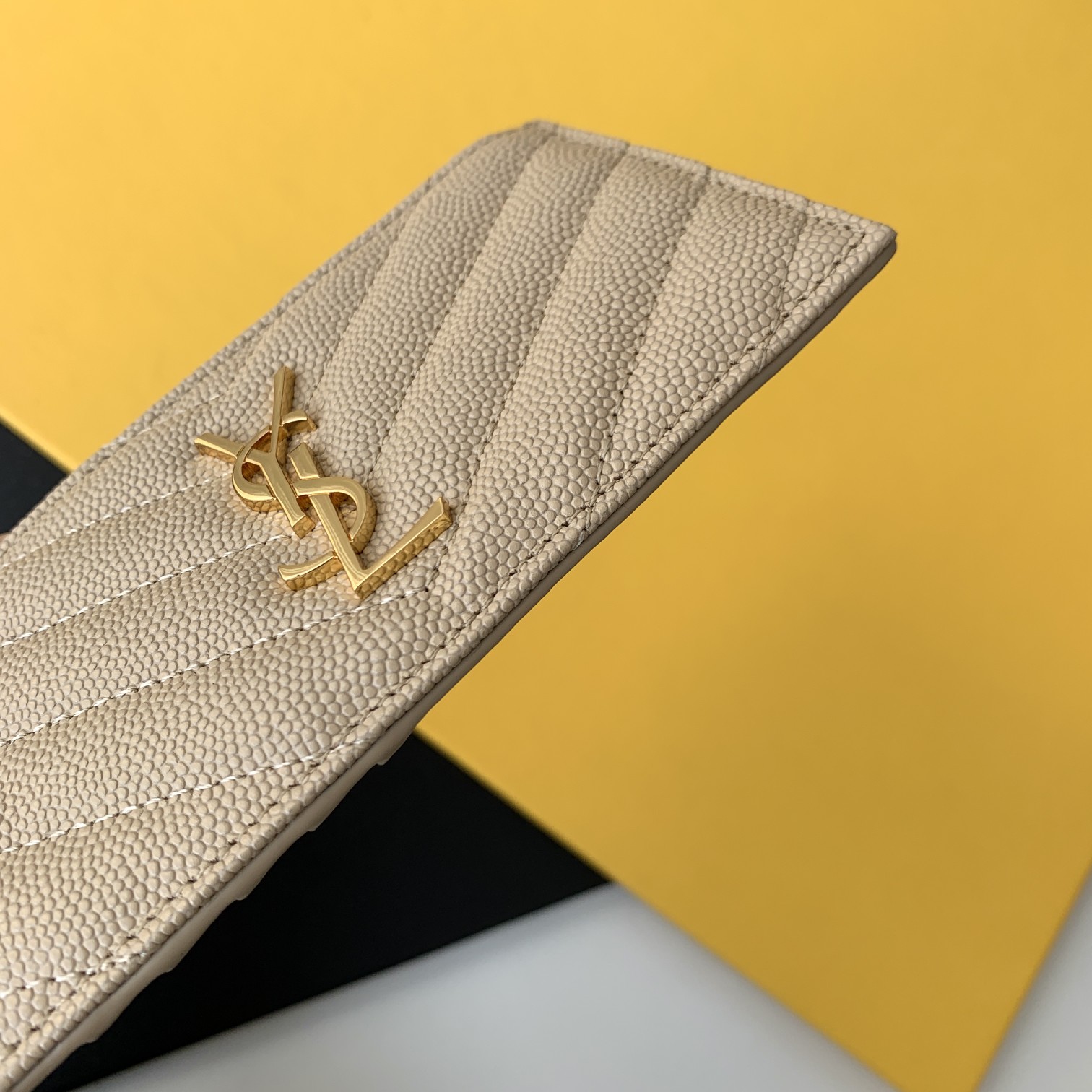 CASSANDRE MATELASSÉ ZIPPED FRAGMENTS CARD CASE IN GRAIN DE POUDRE EMBOSSED LEATHER1:1High-quality replica