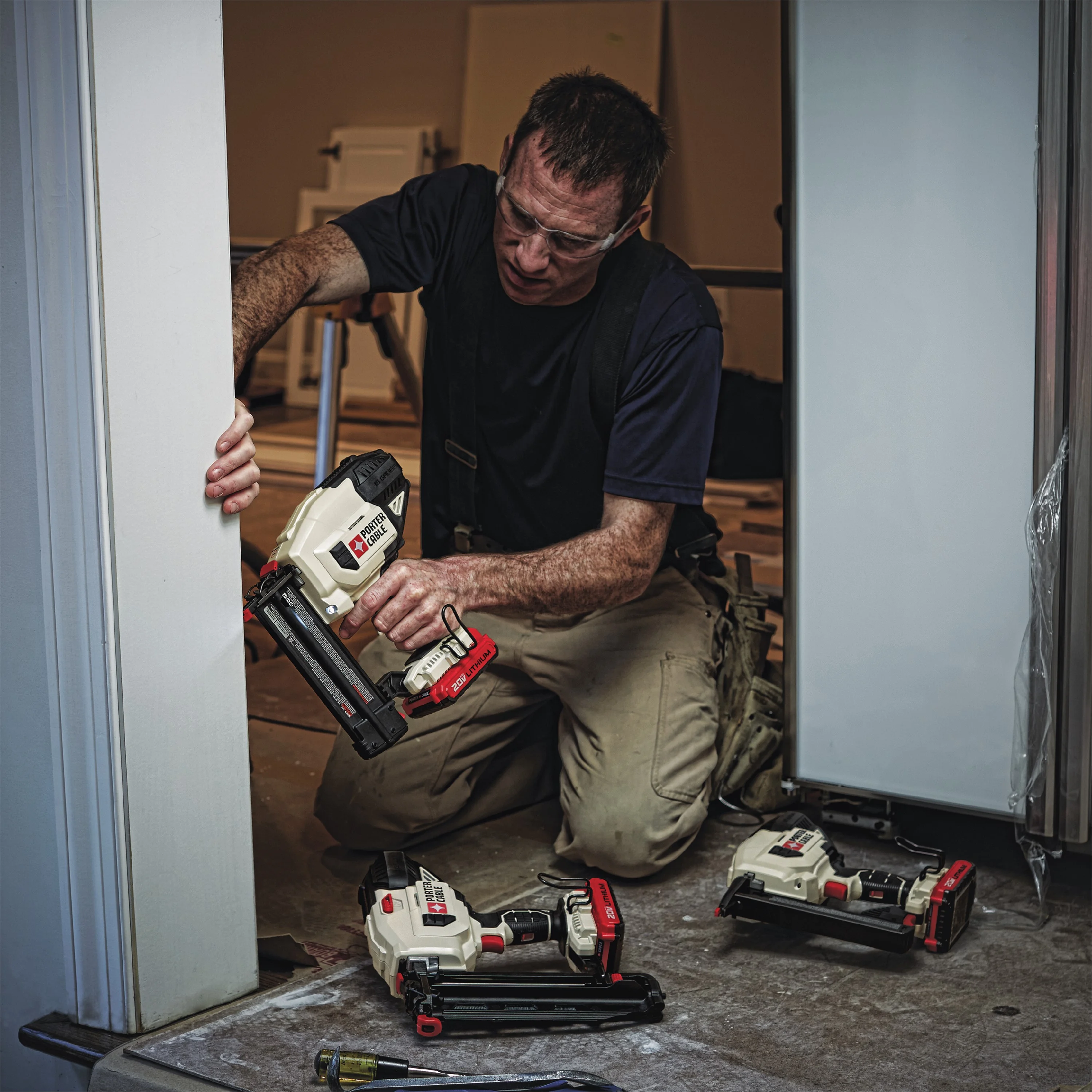 Porter-Cable PCC790B 20 v, Battery Powered 18 Gauge Brad Nailer Nail Gun - Image 4