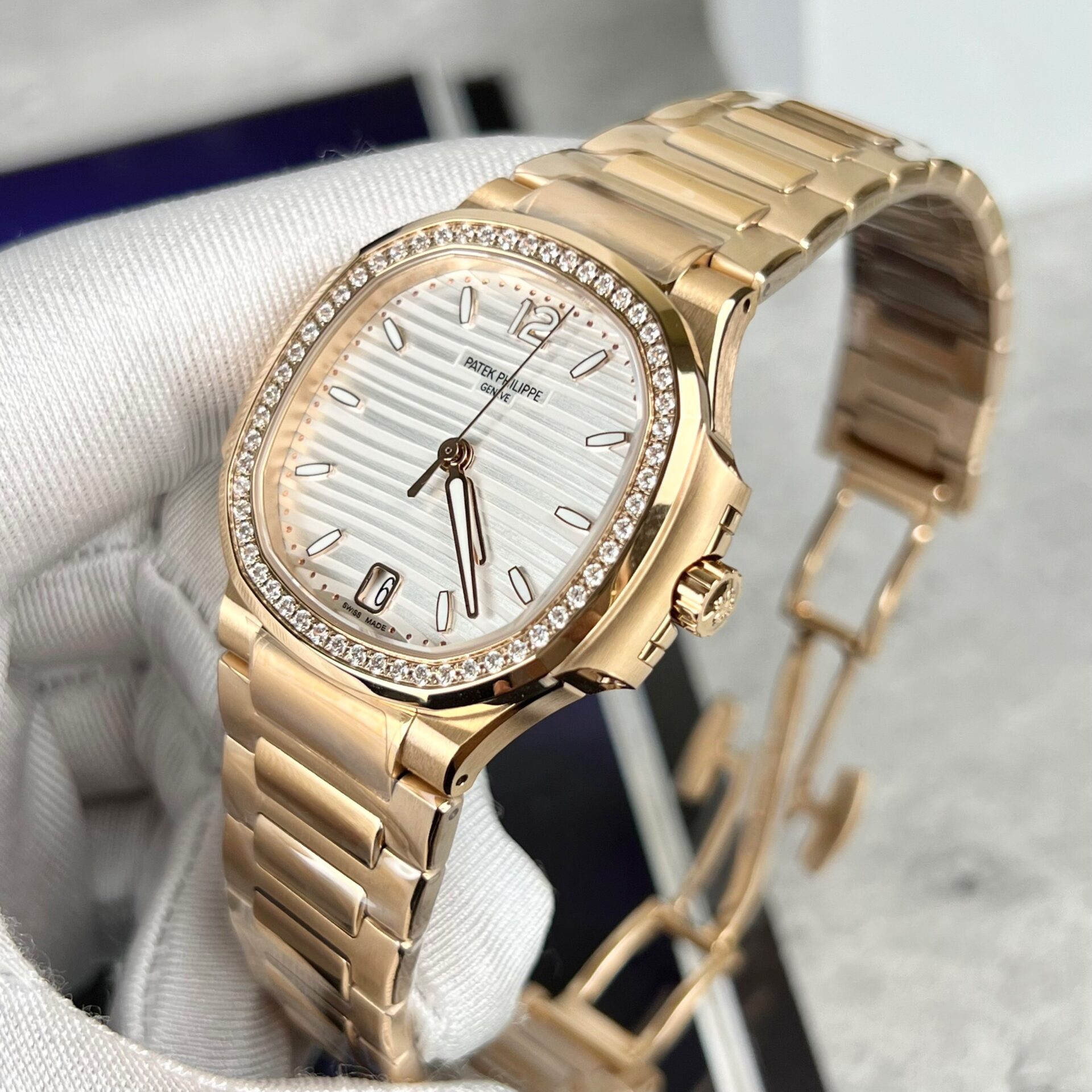 Patek Philippe Nautilus 7118 Replica Watch With Diamonds Bezel 3K Factory 35.2mm - Top club