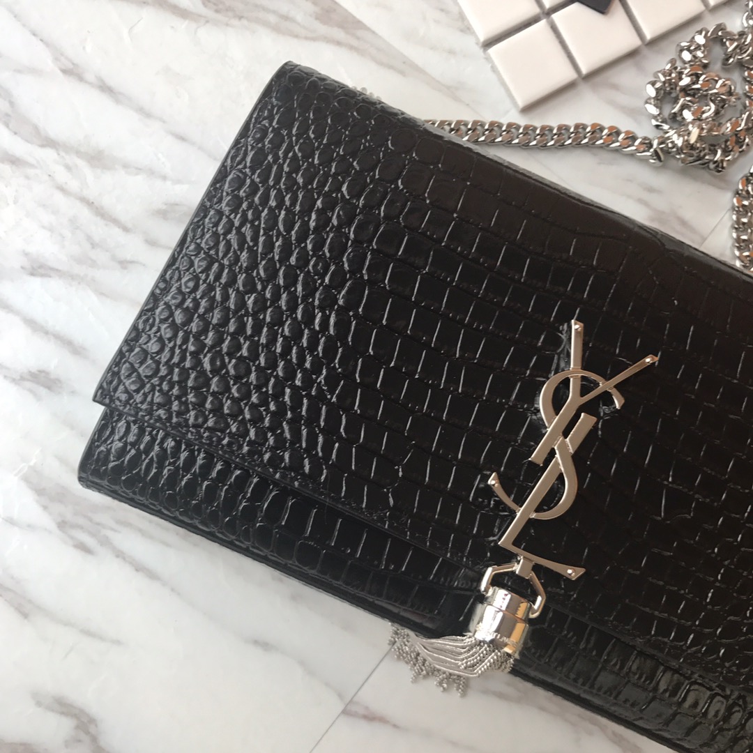 MONOGRAM CHAIN WALLET IN CROCODILE EMBOSSED SHINY LEATHER1:1High-quality replica