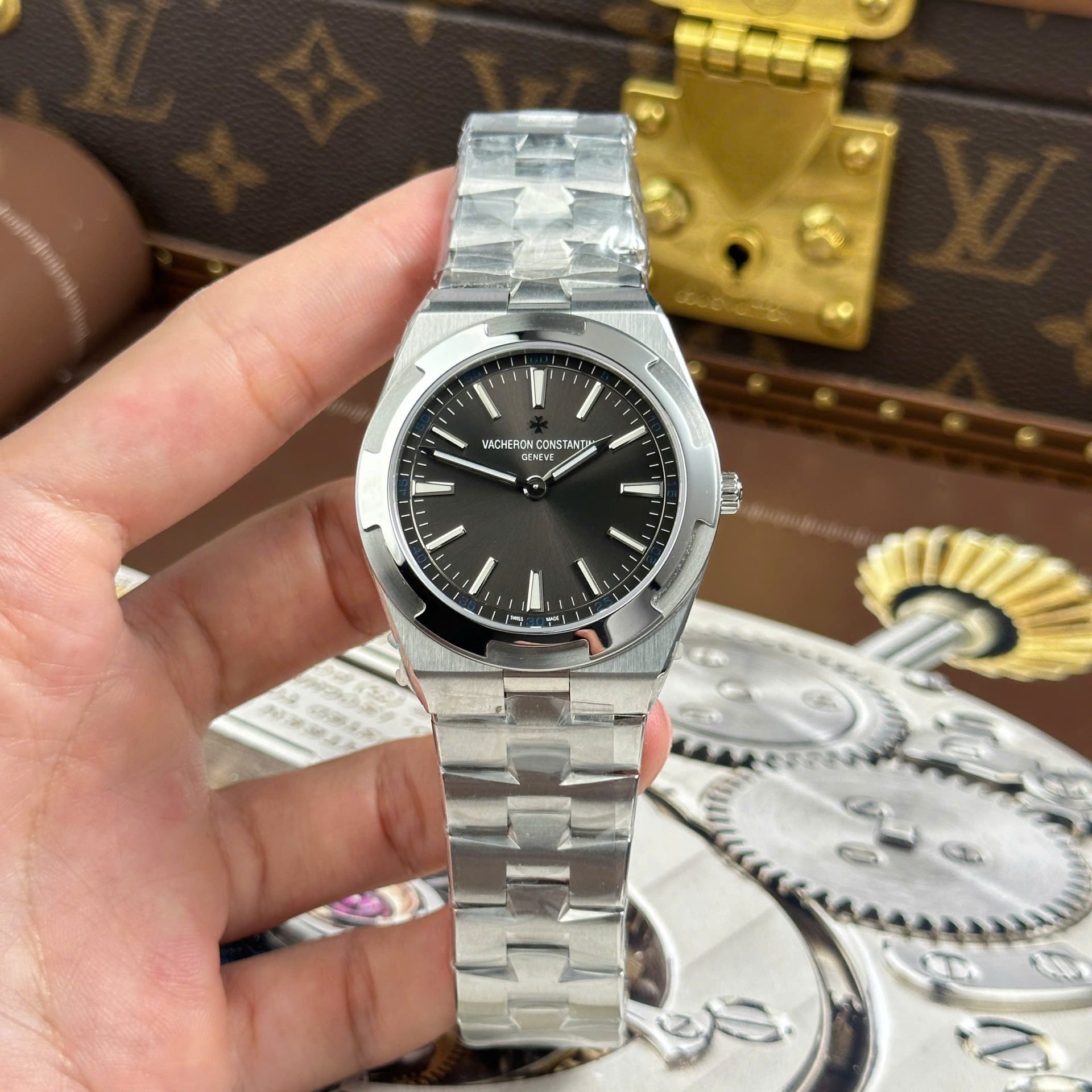Vacheron Constantin Overseas Ultra-Thin 2000V Imitation Watches Gray Dial Metal Wire 8F Factory 40mm - Elite Watch Atelier