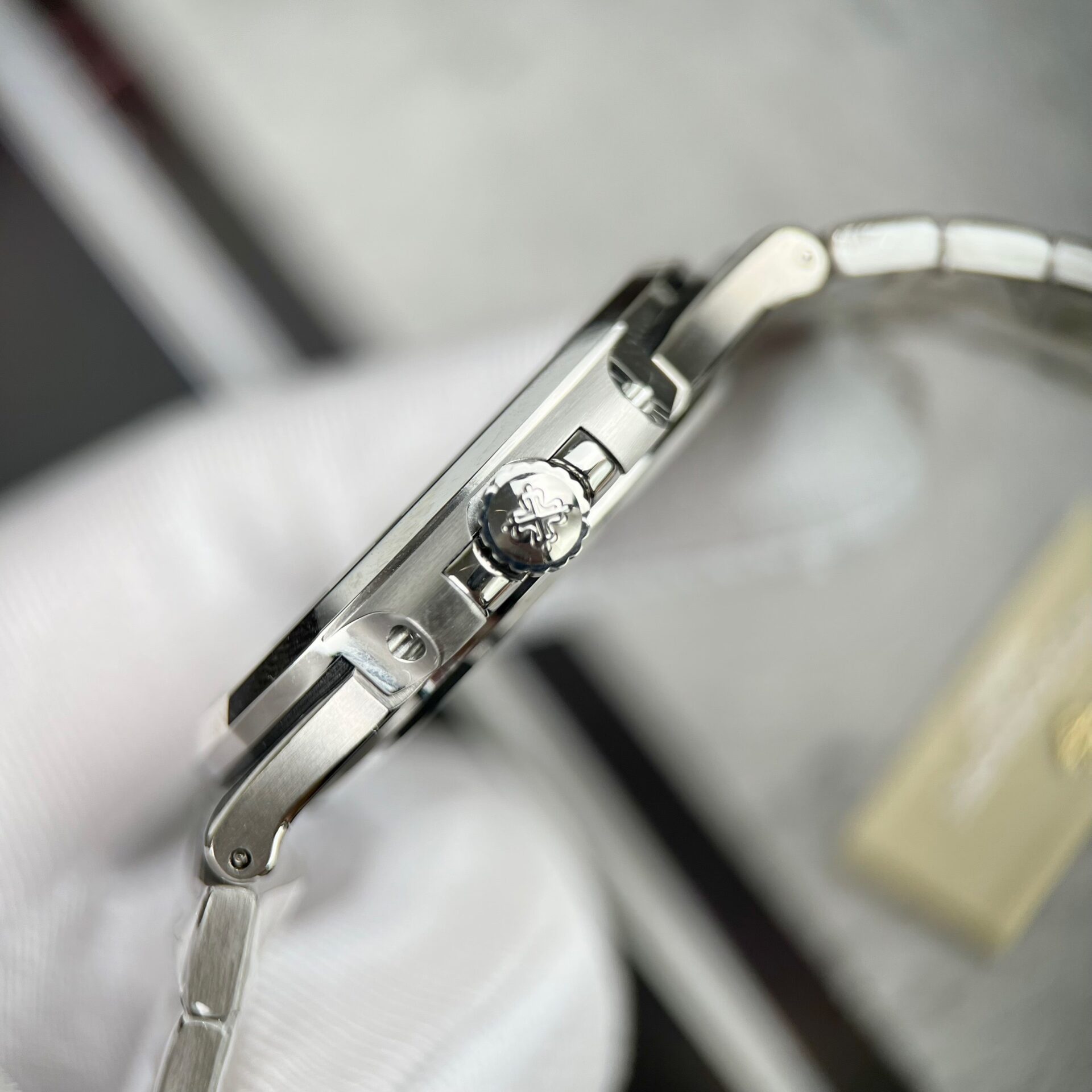 Patek Philippe Replica Watch Nautilus 5723 White Dial Metal Wire 40mm - Top club