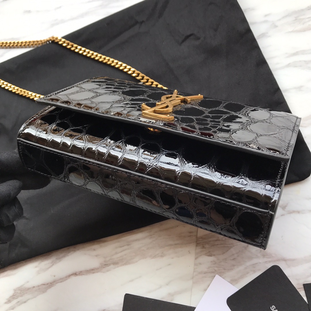 MONOGRAM CHAIN WALLET IN CROCODILE EMBOSSED SHINY LEATHER1:1High-quality replica