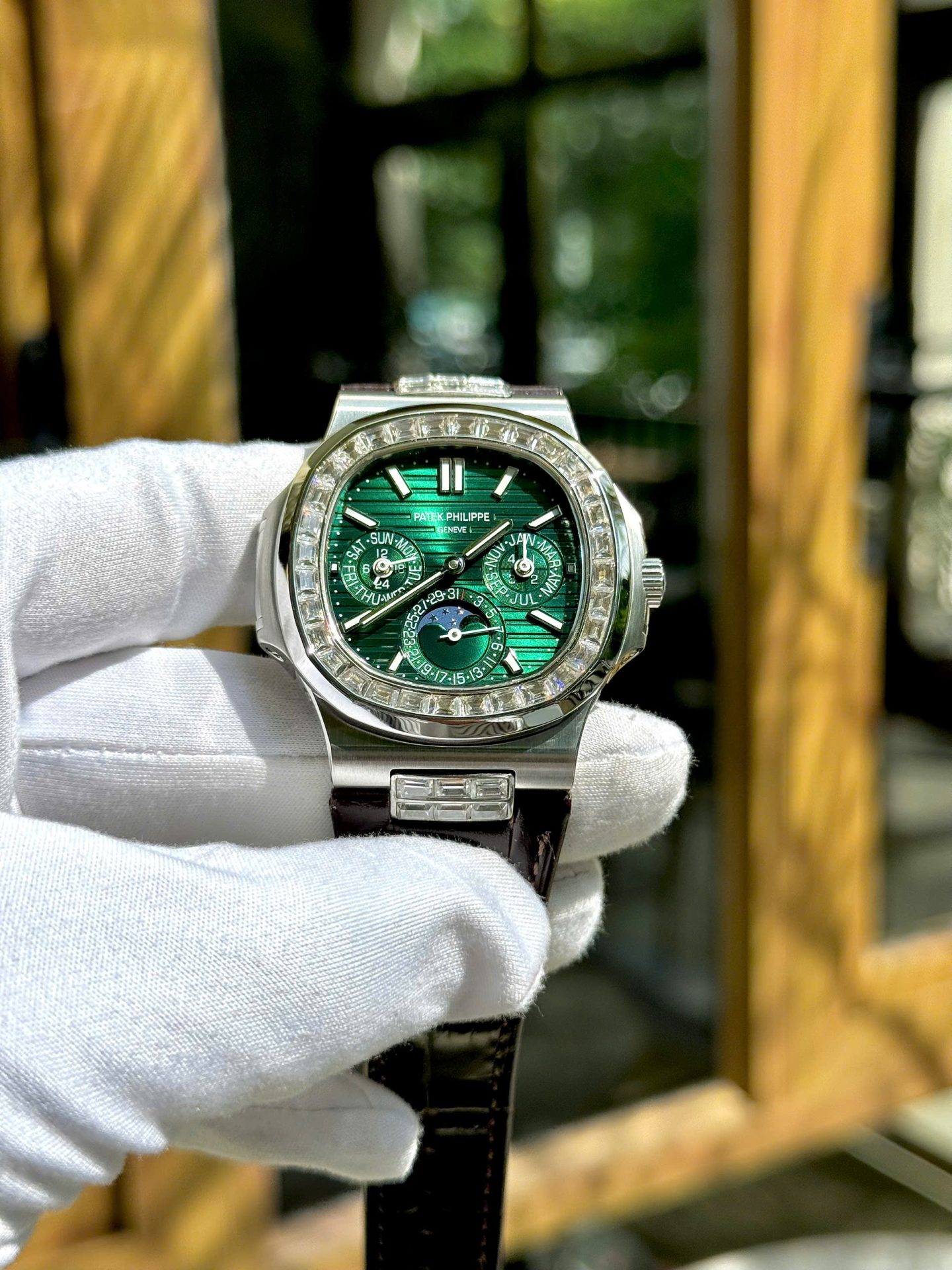 Patek Philippe High End Watch Replicas Nautilus 5740G Diamond   Green Dial Best Quality 40mm - Top club