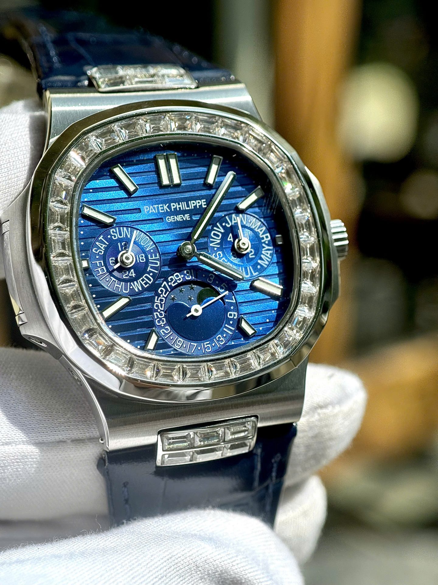 Patek Philippe High End Watch Replicas Nautilus 5740G Diamond   Blue Dial Best Quality 40mm - Top club
