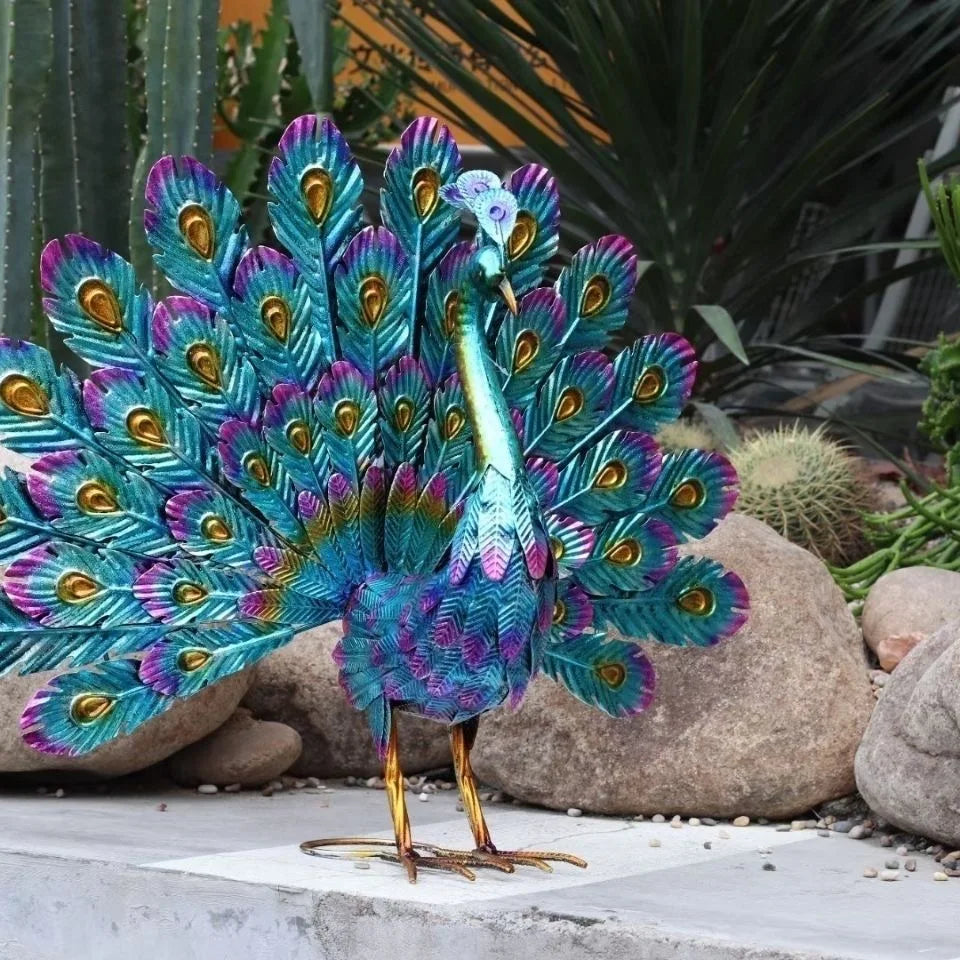 VibrantFeather | Ambachtelijke Pauw Sculptuur voor Buitendecoratie
