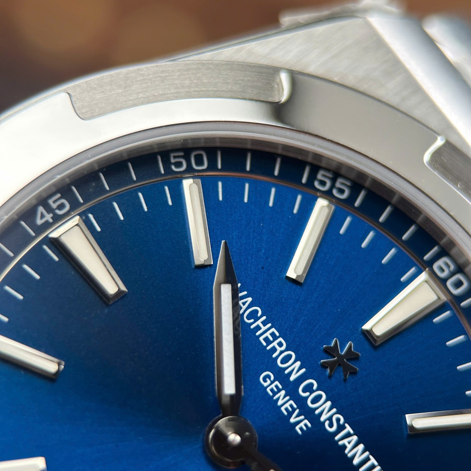 Vacheron Constantin Overseas Ultra-Thin 2000V Luxury Fake Watches Blue Dial Metal Wire 8F Factory 40mm - Top club