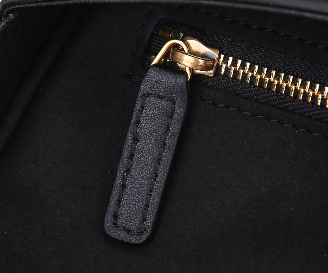 Replica Ysl Le 5 A 7 Hobo Bag In Smooth Leather 20241:1High-quality replica