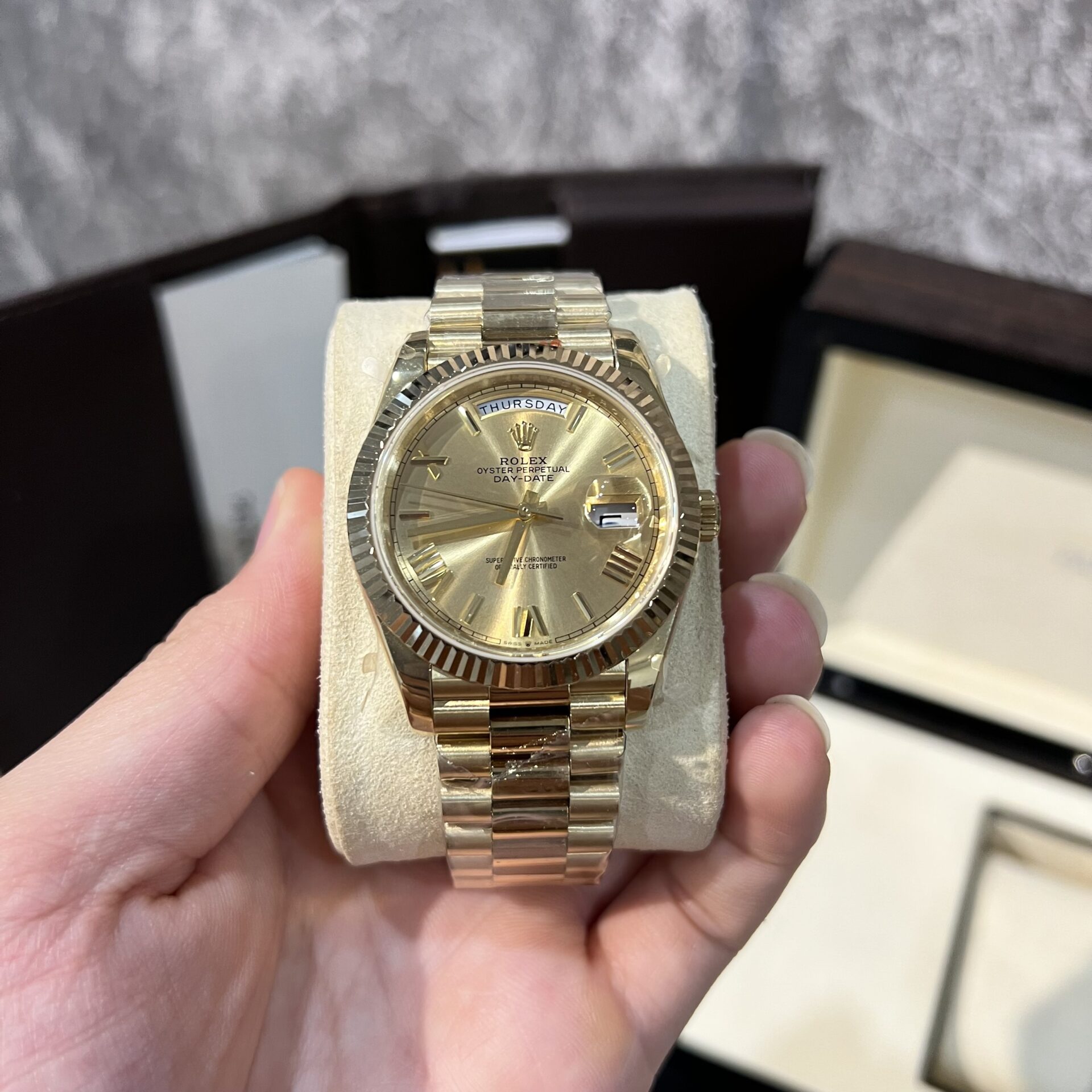 Rolex Day-Date 228238 Replica Watch Yellow Champagne Dial Refined 166 gr GM V2 40mm - Elite Watch Atelier