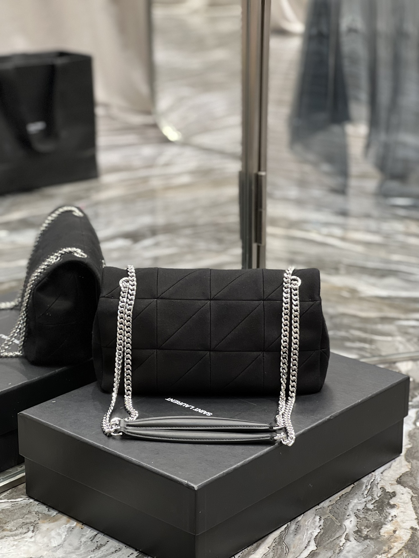 JAMIE MEDIUM CHAIN BAG “CARRÉ RIVE GAUCHE” IN LAMBSKIN AND SUEDE1:1High-quality replica