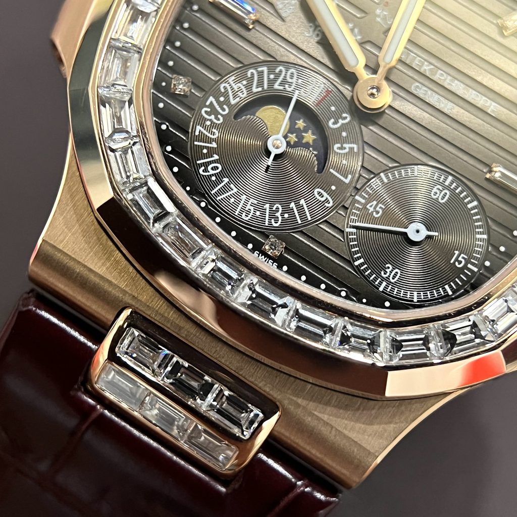 Patek Philippe Replica 1:1 Watch Nautilus 5724 18K Solid Gold With Natural Diamonds 40mm - Top club