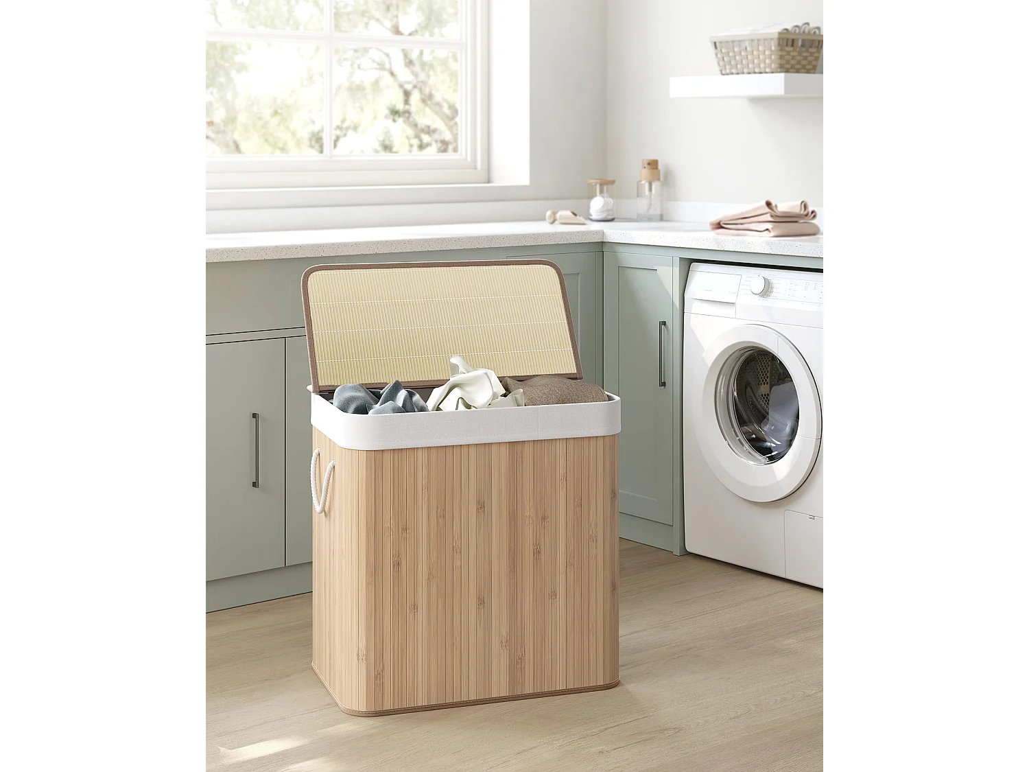 Panier à linge Valora en bambou naturel 3 compartiments 150 L avec couvercle