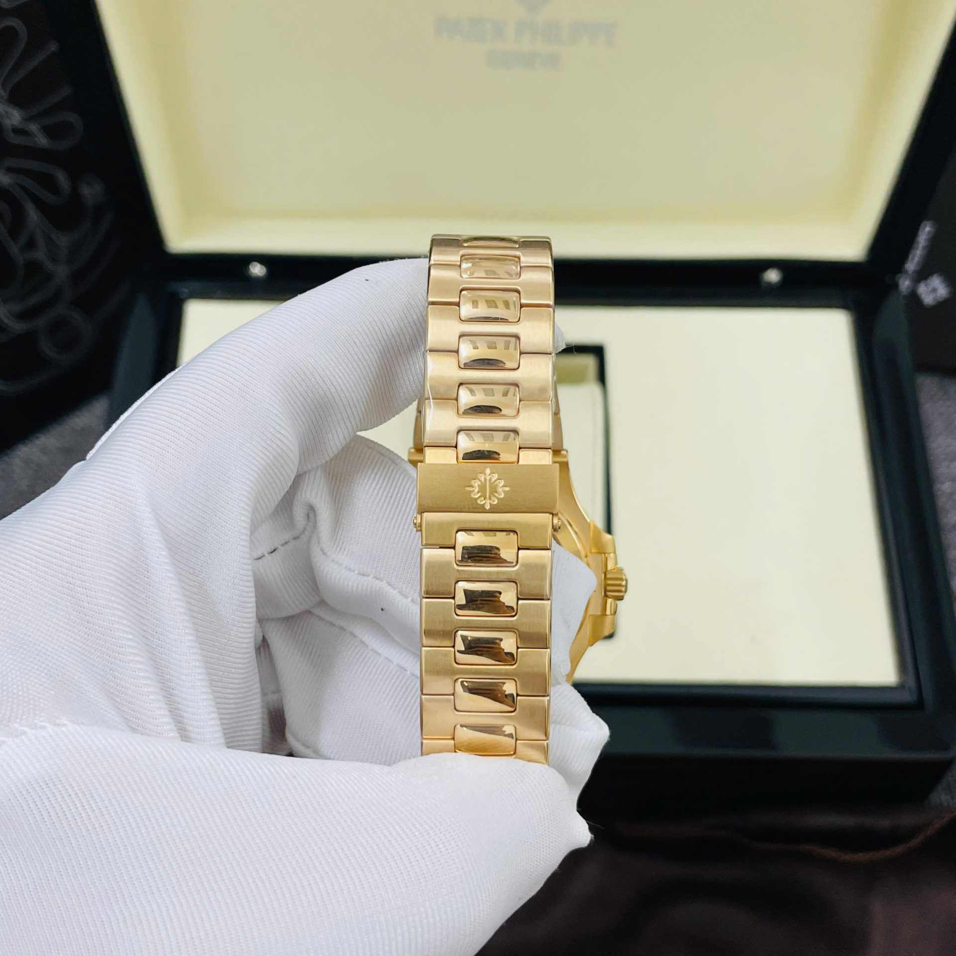 Patek Philippe Nautilus 5723 Copies Watch 18K Gold Wrapped + Synthetic Ruby 40mm - Top club