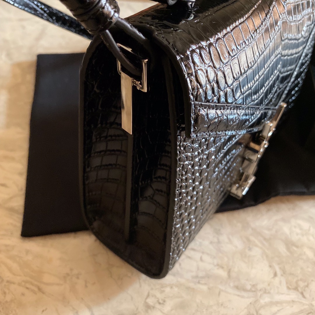 CASSANDRA MONOGRAM CLASP BAG IN MATTE PYTHON1:1High-quality replica