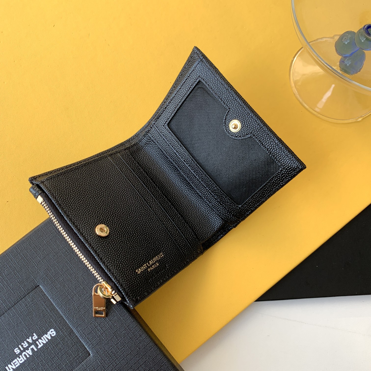 CASSANDRE MATELASSÉ FLAP CARD CASE IN GRAIN DE POUDRE EMBOSSED LEATHER1:1High-quality replica