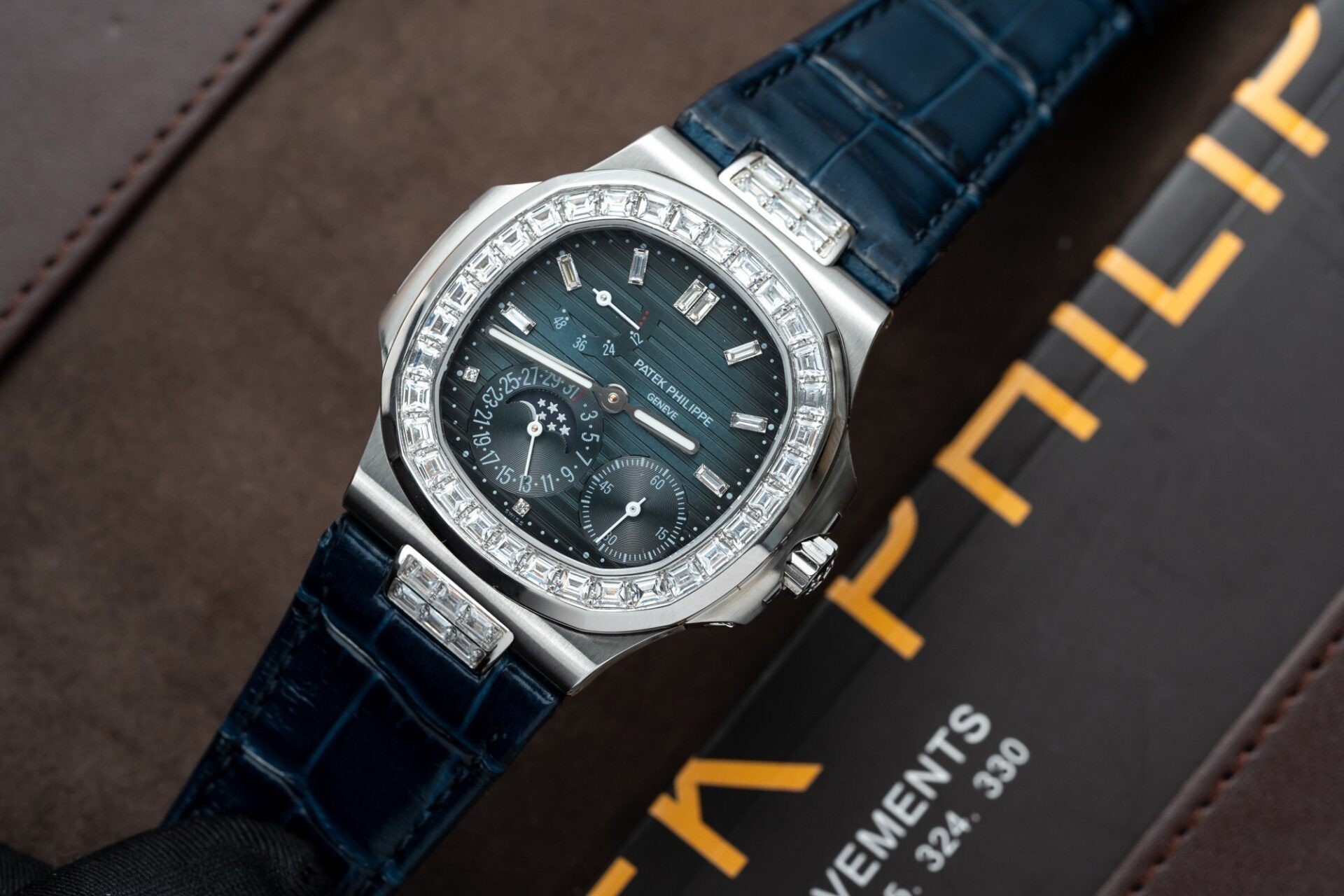 Patek Philippe Nautilus 5724G Replica Watch Blue GRF 40mm - Elite Watch Atelier