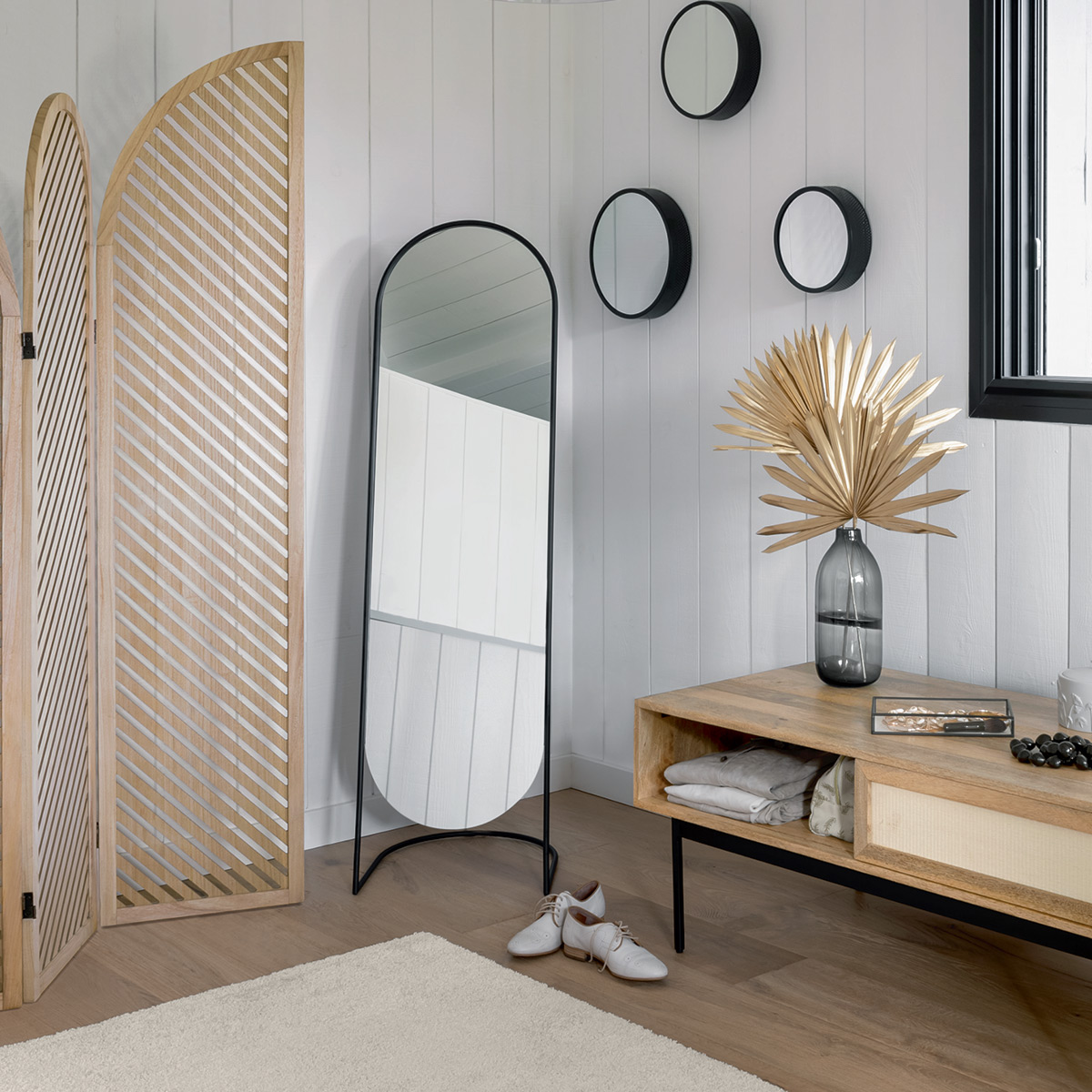 Mirror on black stand "Jef" Black metal, H.140 cm