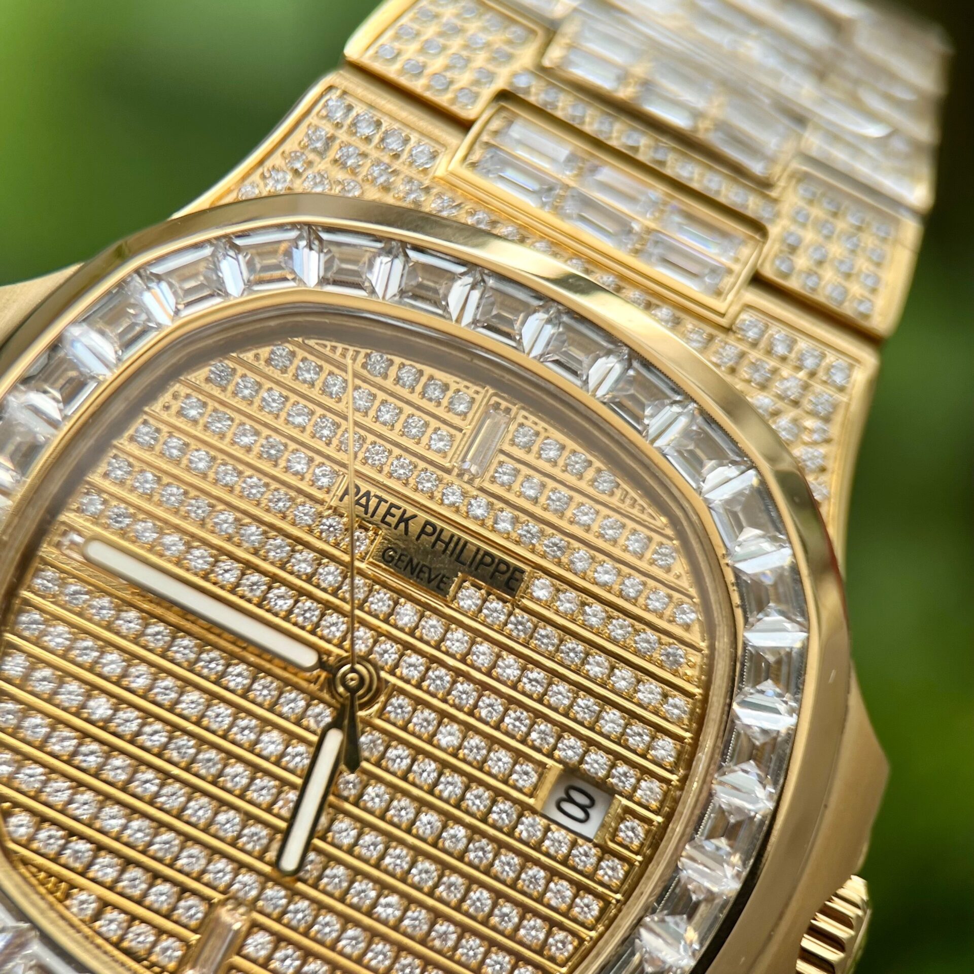 Patek Philippe Nautilus 5719 Replica 1:1 Watch With Full Stone Yellow Gold Plated 3K 40mm - Top club