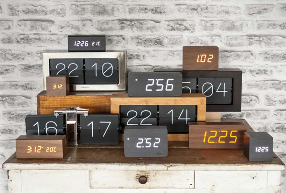 Karlsson Digital Rechteckiger Alarm Clock 15x10x4.8 cm Holzoptik • 3 Weckzeiten • Datumsanzeige