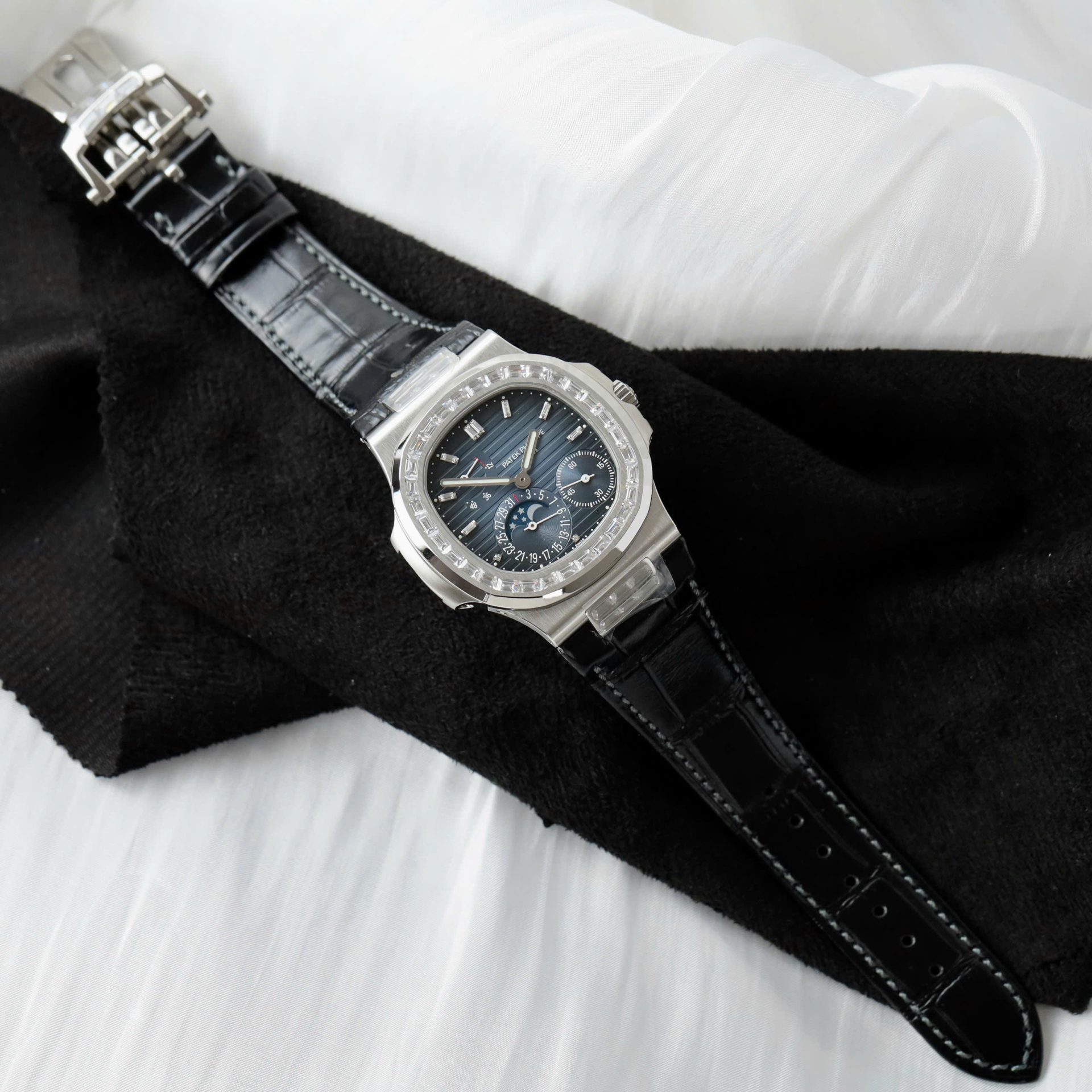 Patek Philippe Nautilus 5724R Replica Watches Blue Dial Full Function PPF FActory 40mm - Elite Watch Atelier