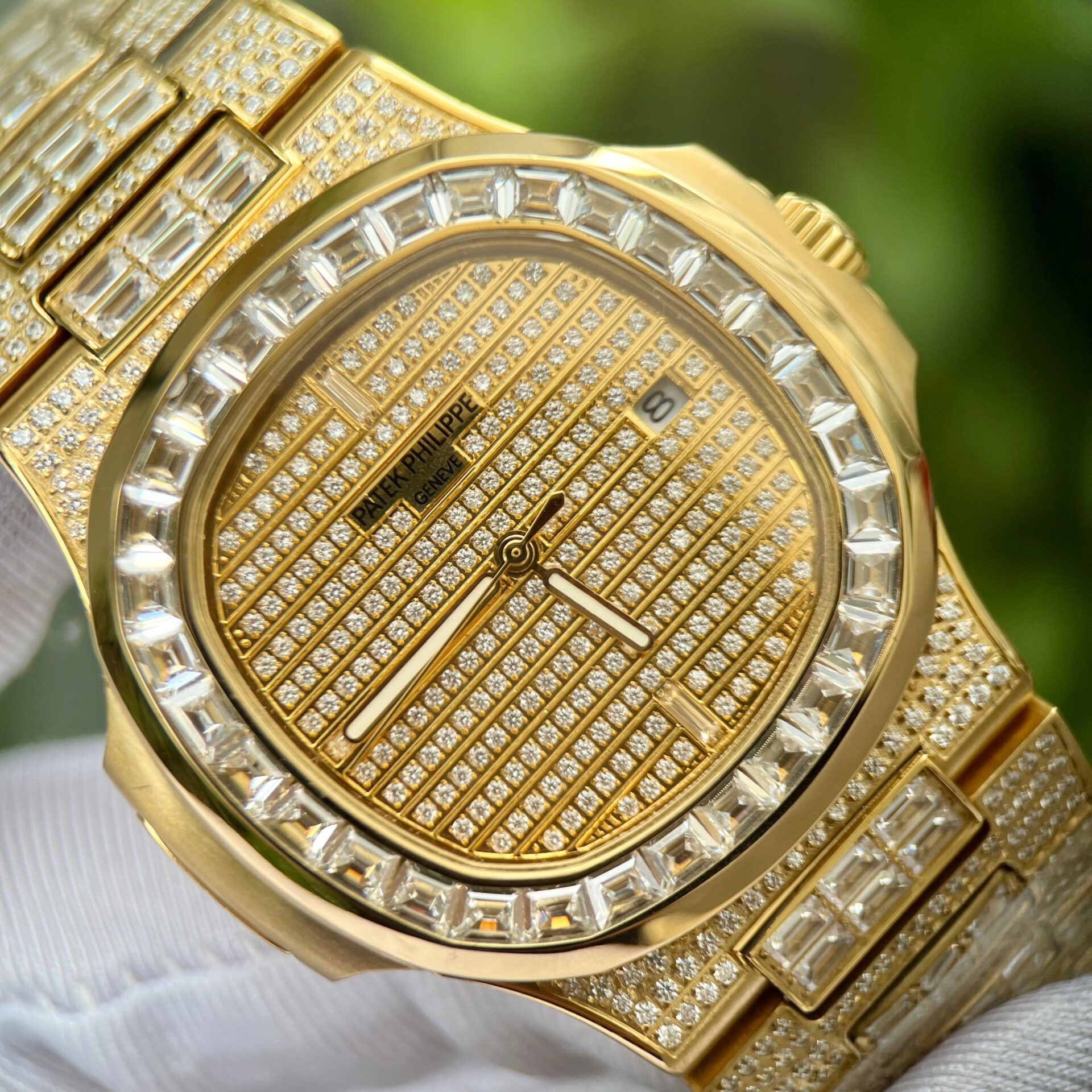 Patek Philippe Nautilus 5719 Replica 1:1 Watch With Full Stone Yellow Gold Plated 3K 40mm - Top club