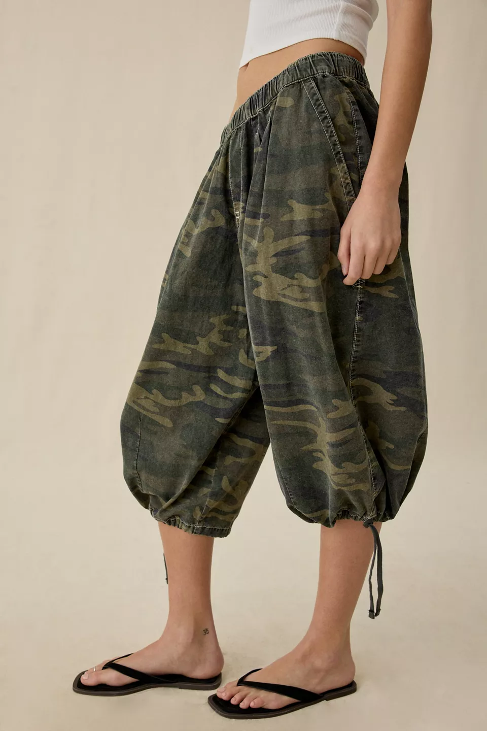 BDG Bobbi Cropped Baggy Pull-On Pants - Green Camo