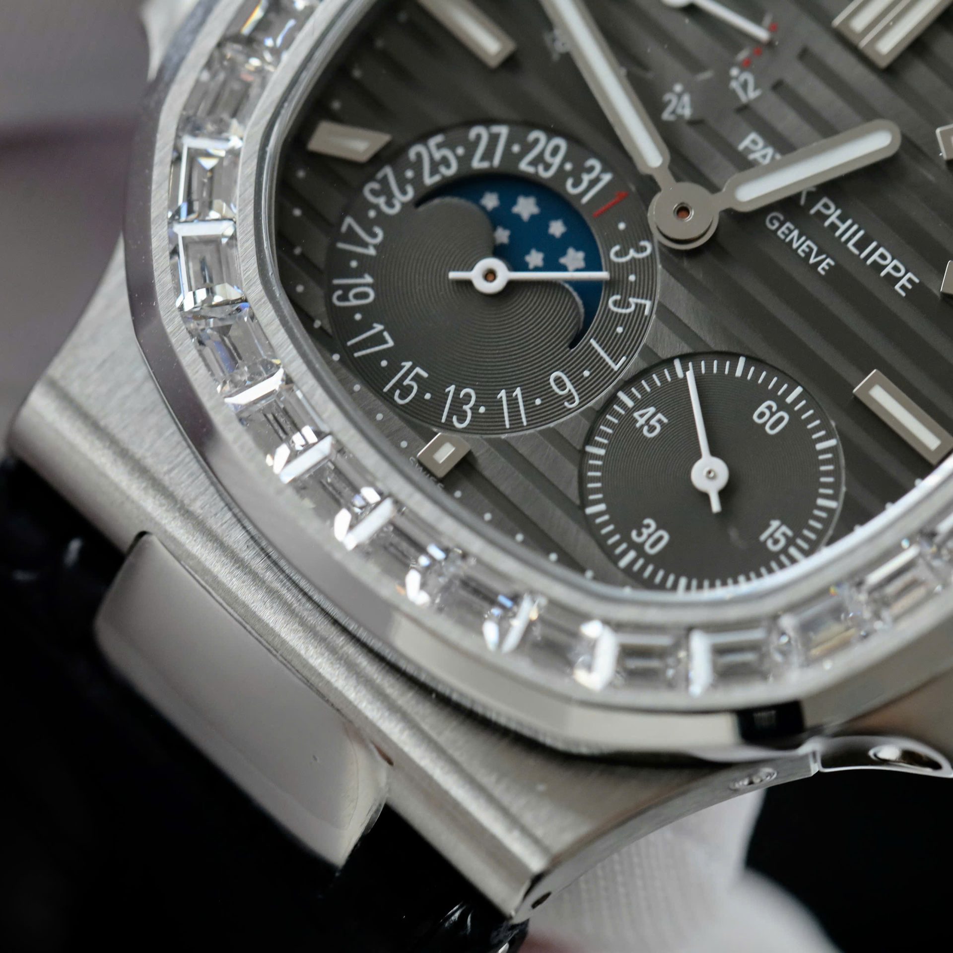 Patek Philippe Nautilus 5724R Replica Watches Gray Dial Full Function PPF FActory 40mm - Top club
