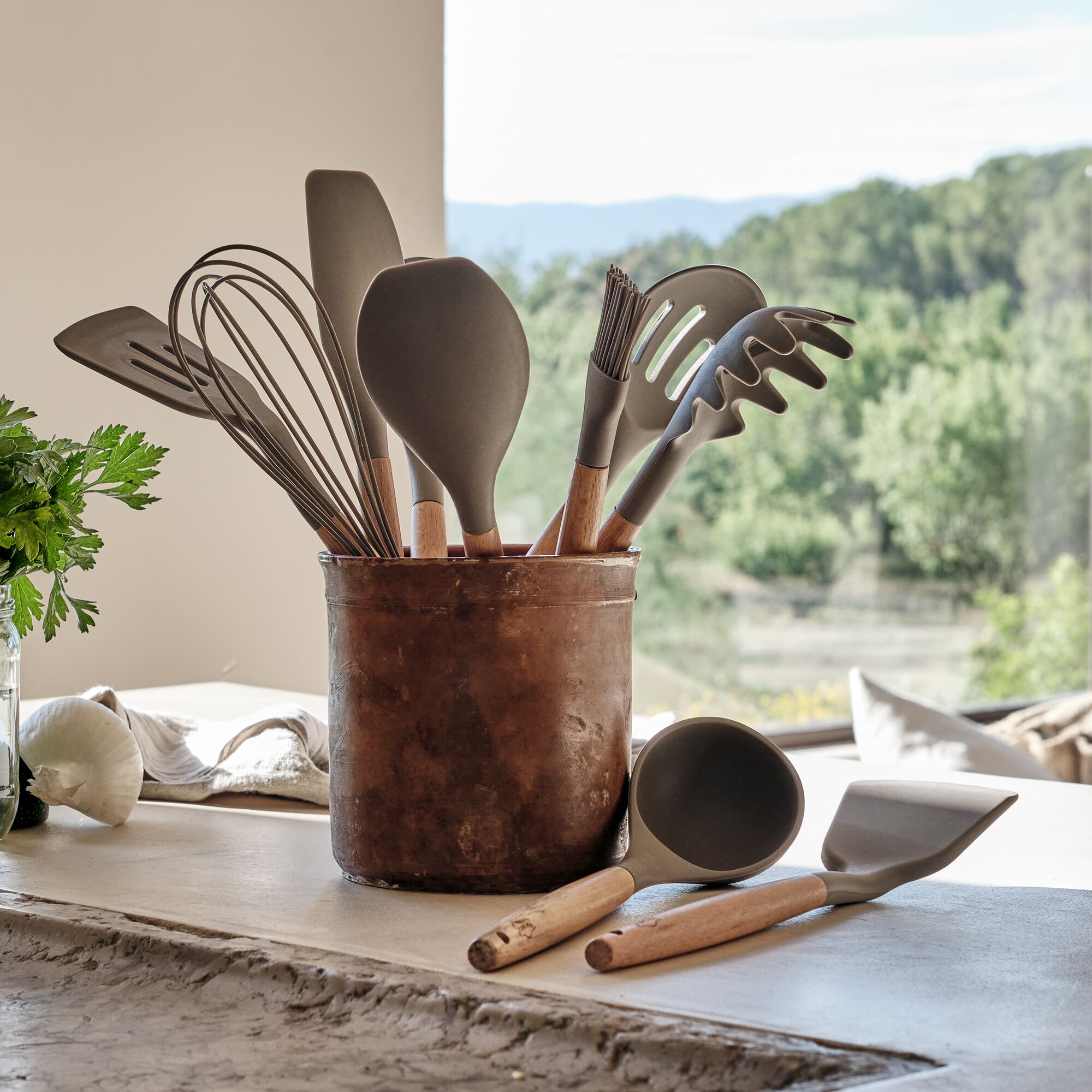 PISTOU - Louche en bois et silicone - brun terre ombre