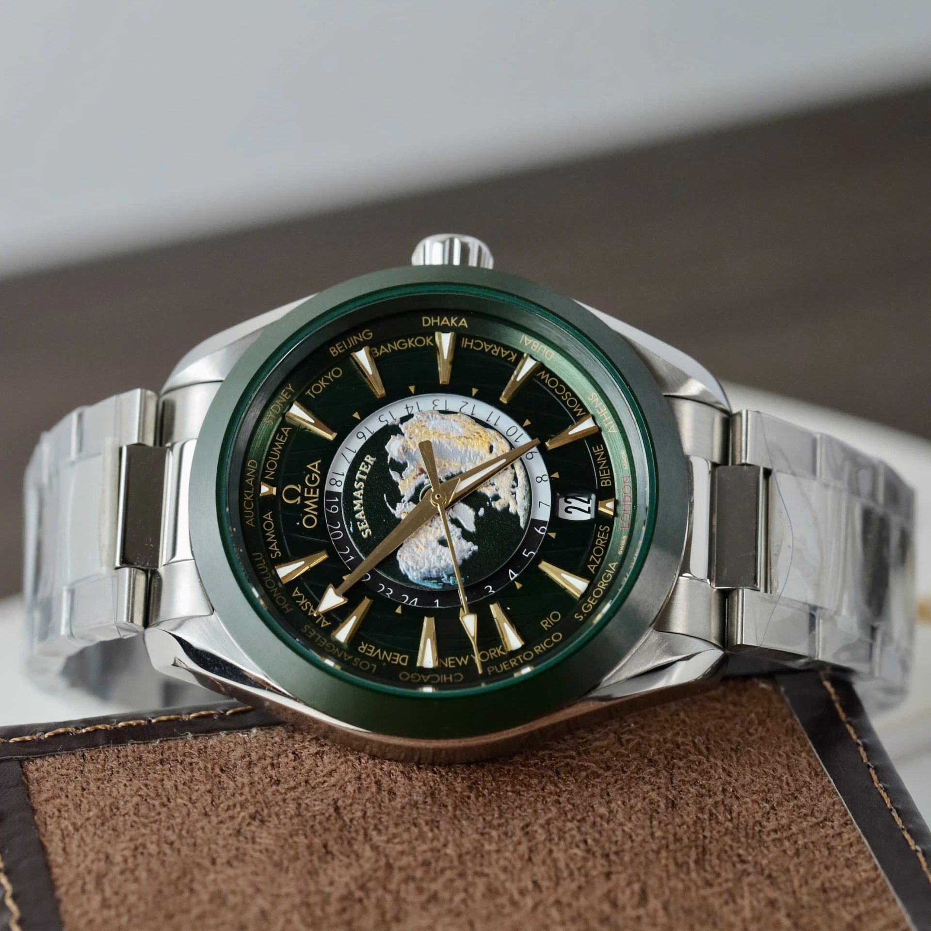 Omega Seamaster Replica Watch Aqua Terra Worldtimer Green Dial 43mm - Elite Watch Atelier