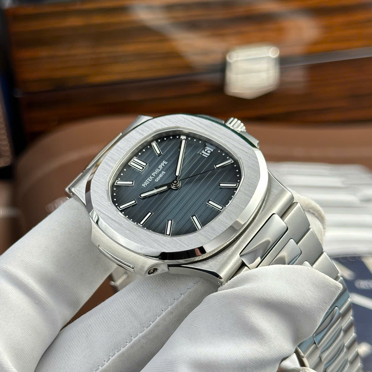 Patek Philippe Nautilus 5711 Replica Watch Refined Full Options Like Auth Top Top Quality 40mm - Top club