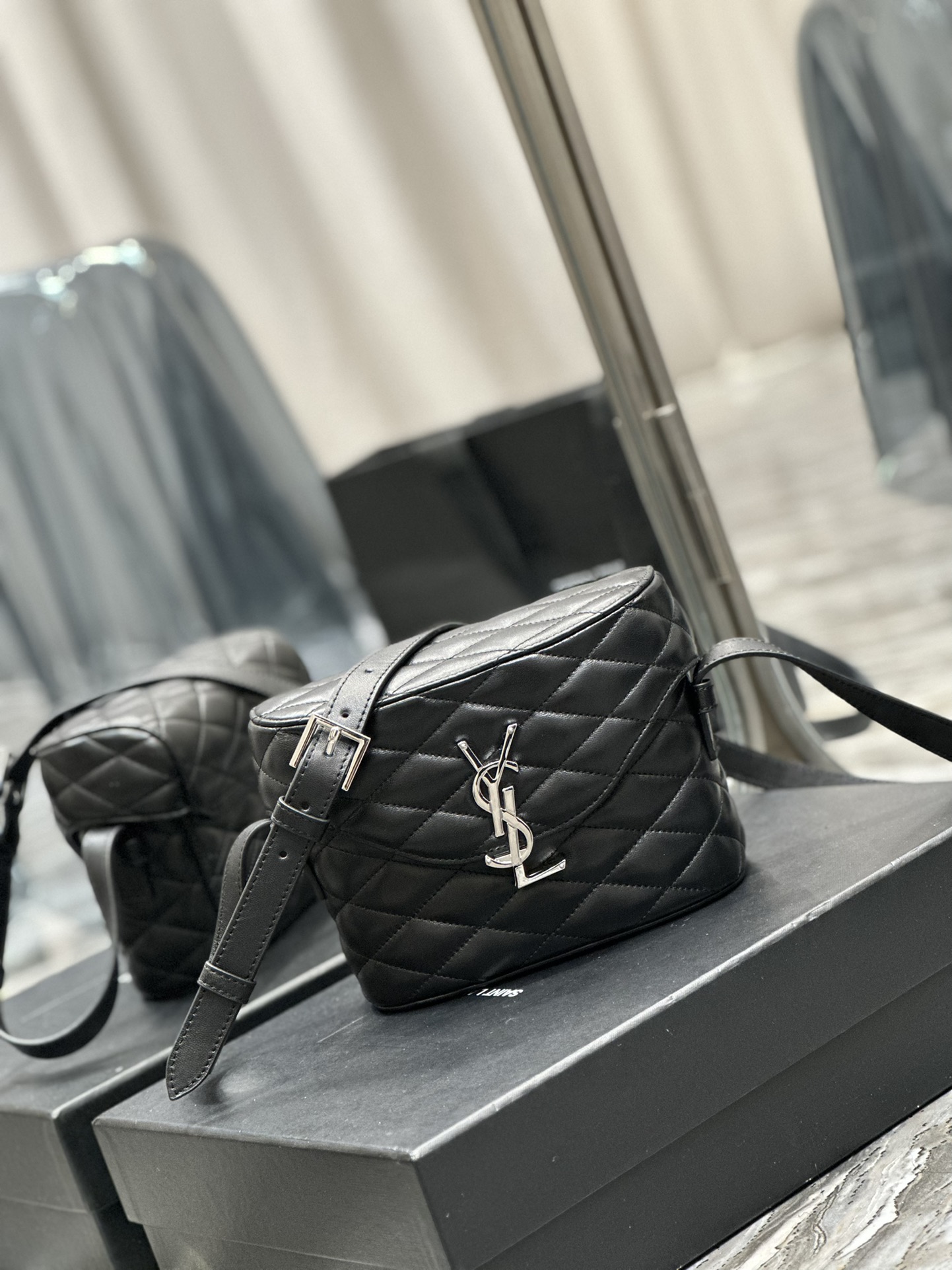 JUNE BOX BAG IN QUILTED PATENT LEATHER1:1High-quality replica