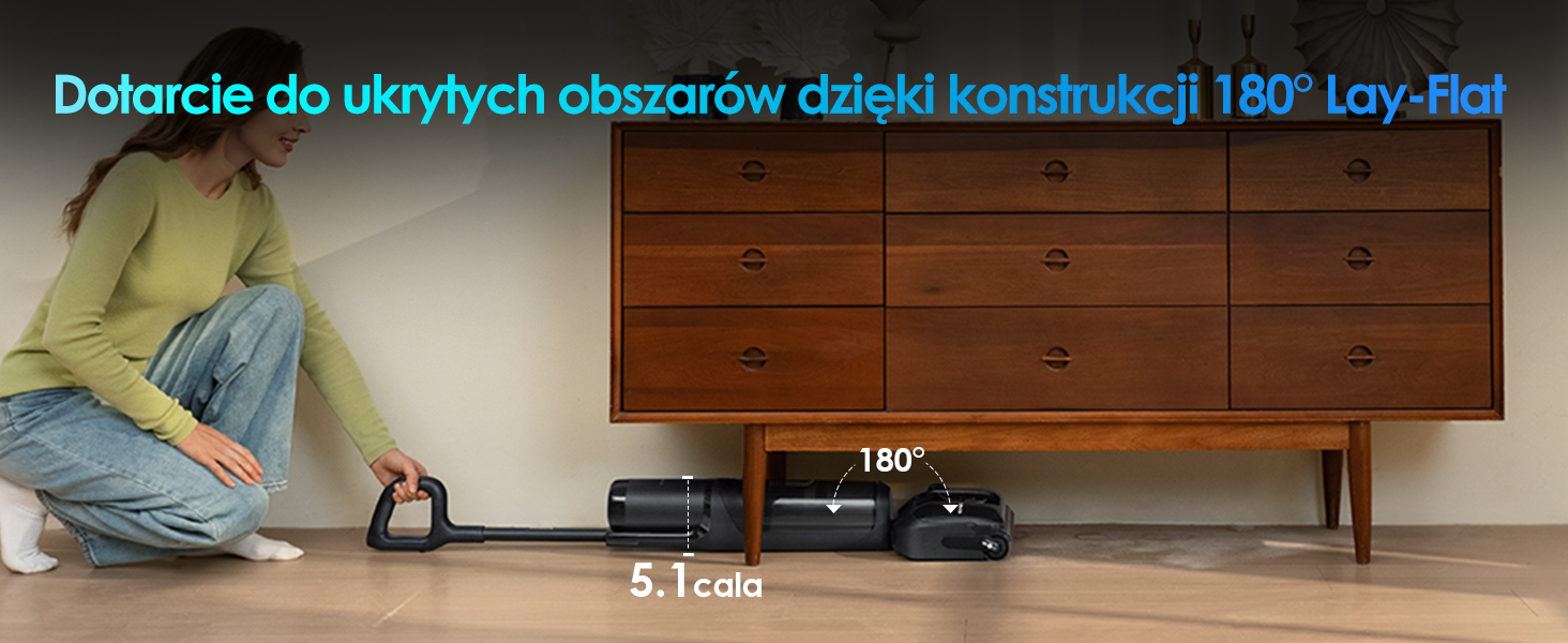 Tekst brzmi: „Dotarcie do ukrytych prac dzięki konstrukcji 180° Lay-Flat”. Demonstracja mebli lub urządzenia z możliwością poruszania się o 180 stopni w pobliżu drewnianych szafek.