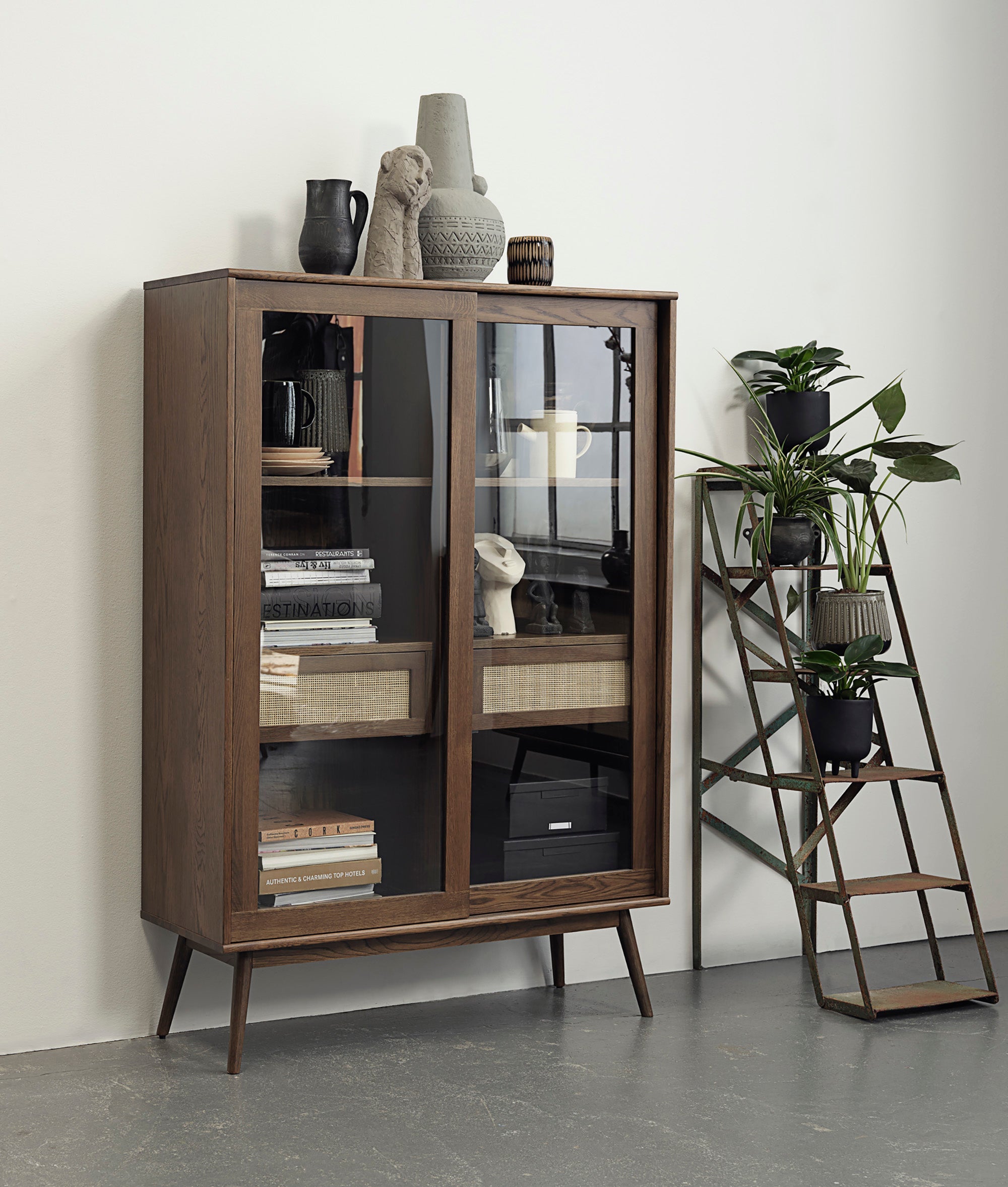 Rebellenclub Yass Vitrinekast - Smoked Eiken met Rattan