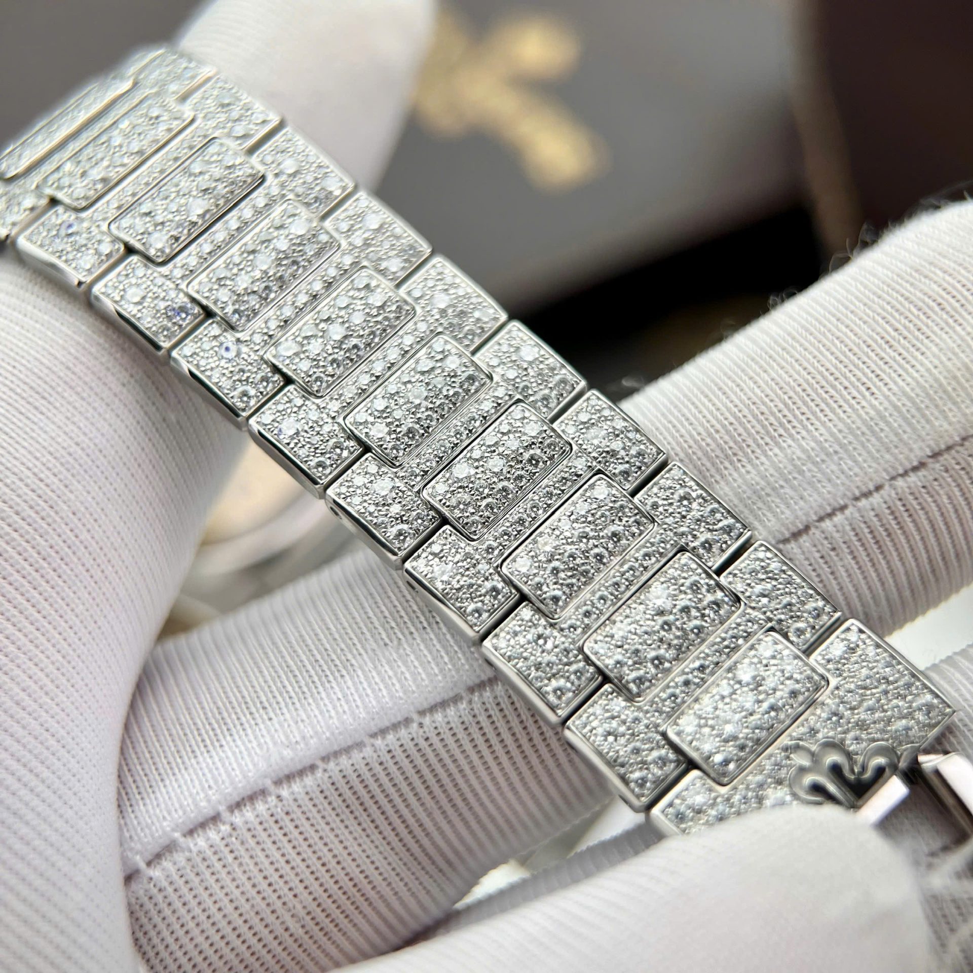 Patek Philippe Nautilus 7118 Best Copies Watch Diamonds Moissanite Hong Kong 35.2mm - Top club