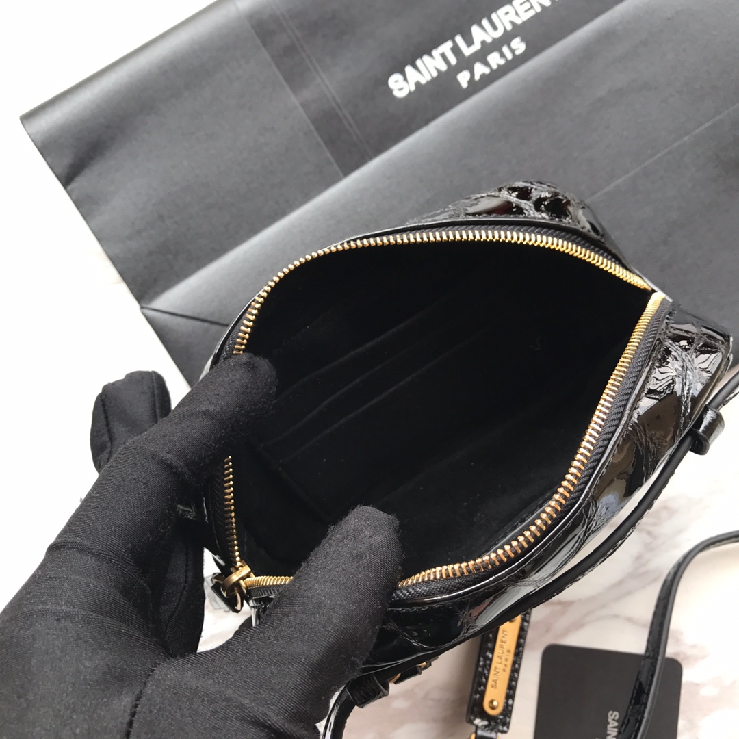 MONOGRAM CHAIN WALLET IN CROCODILE EMBOSSED SHINY LEATHER1:1High-quality replica