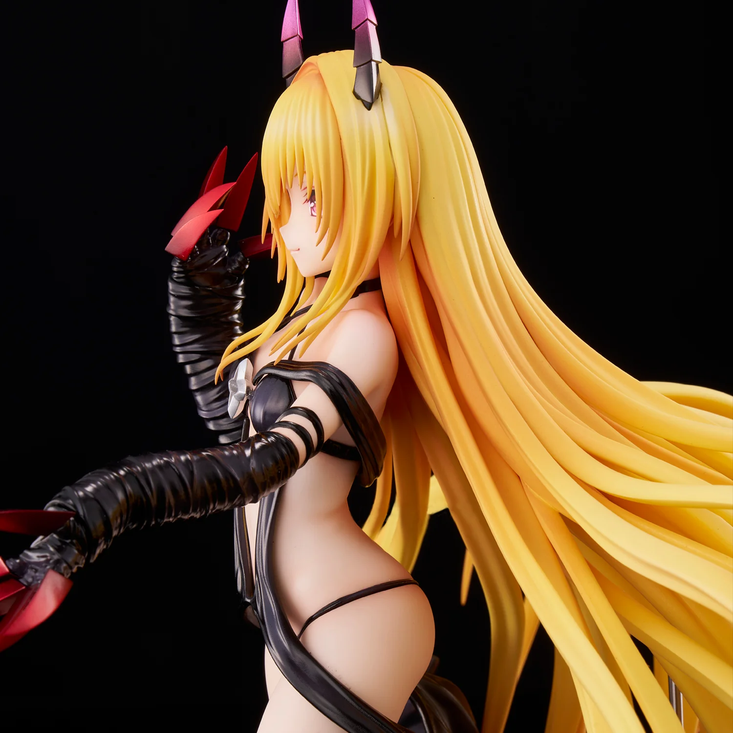To LOVE-Ru Darkness: Konjiki no Yami se viste de idol para una sensual