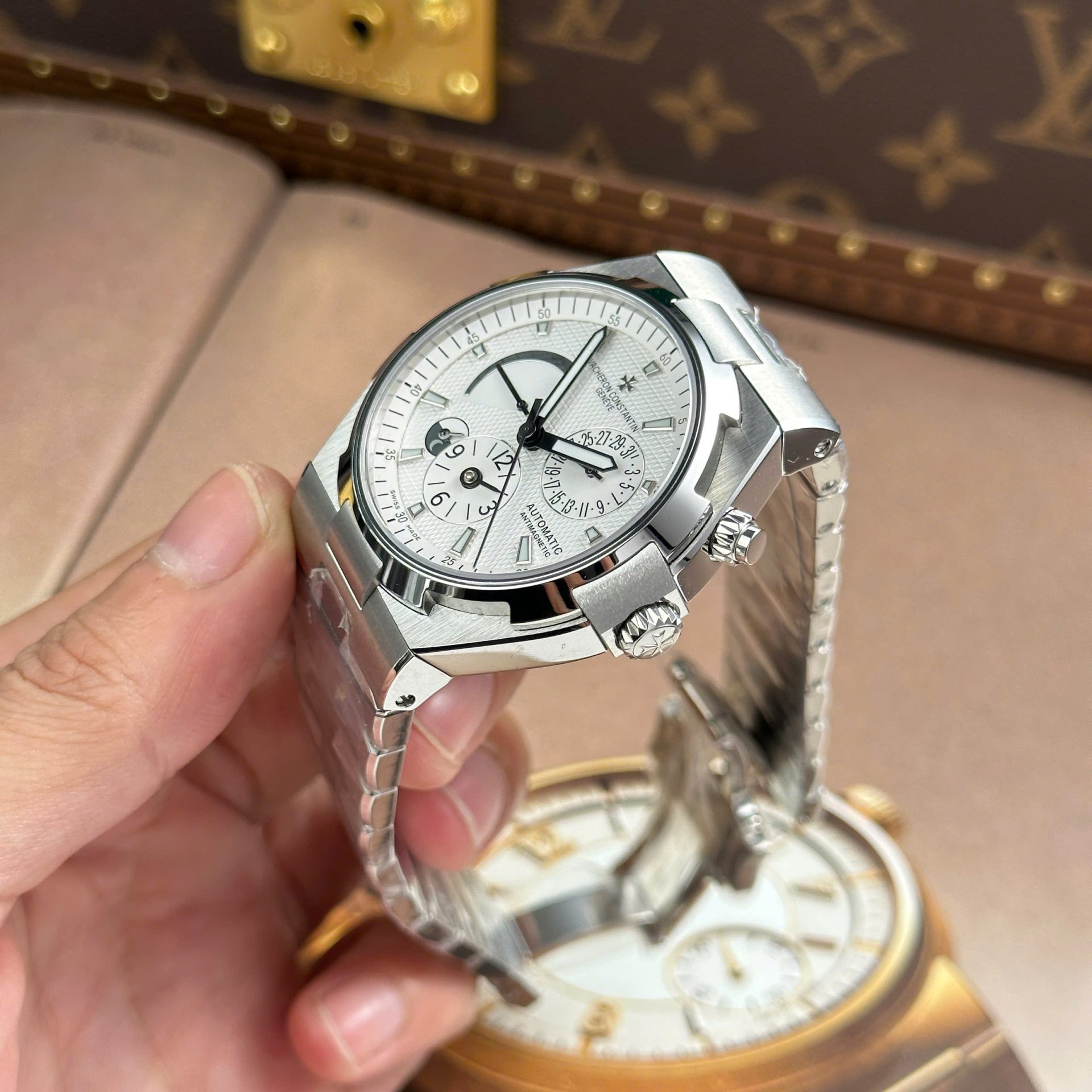 Vacheron Constantin Luxury Imitation Watches Overseas Dual Time 47450 White Dial Metal Wire 9F Factory 42mm - Top club
