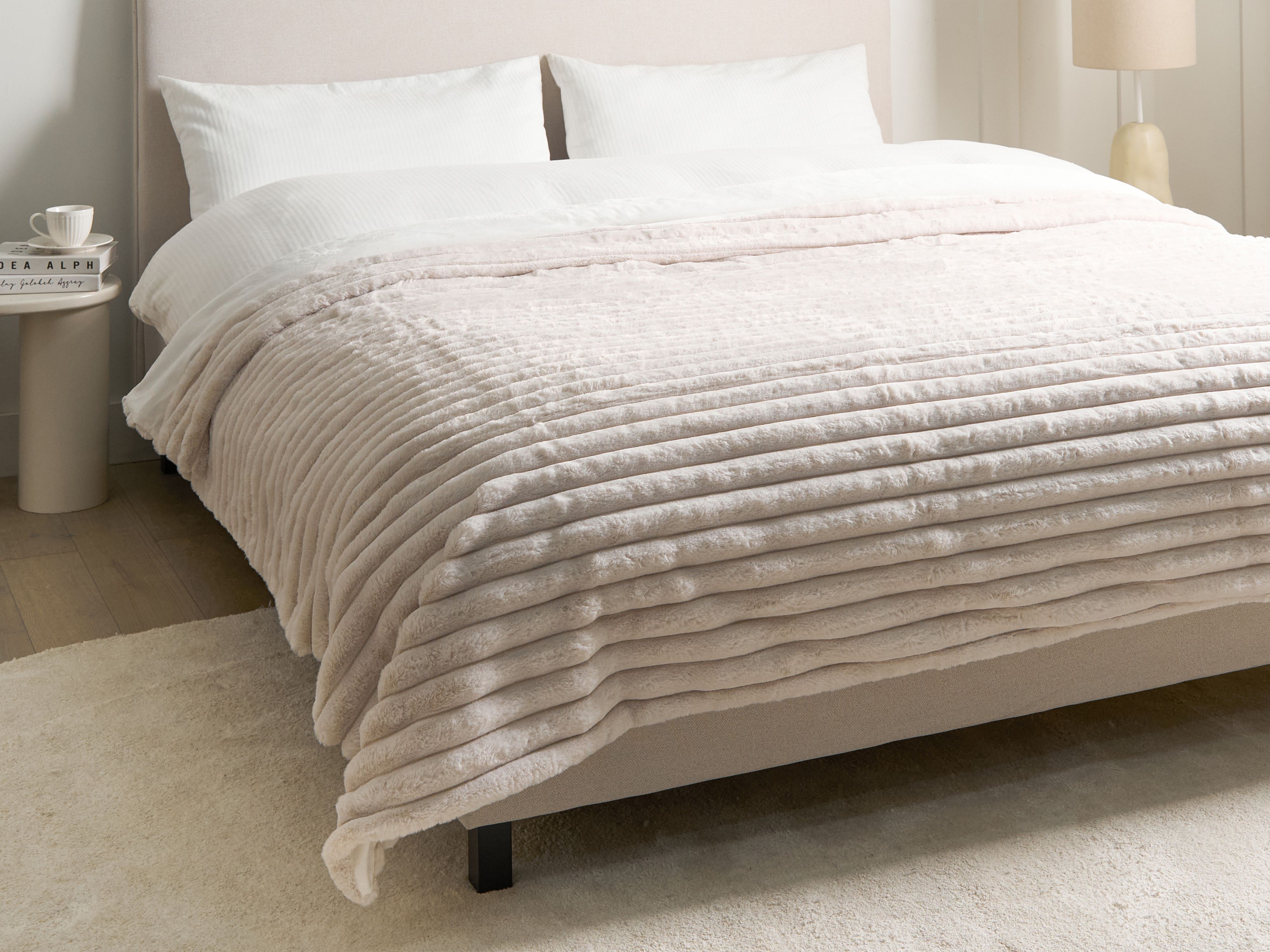 Bedspread RAKYA Faux Fur 200 x 220 cm Light Beige