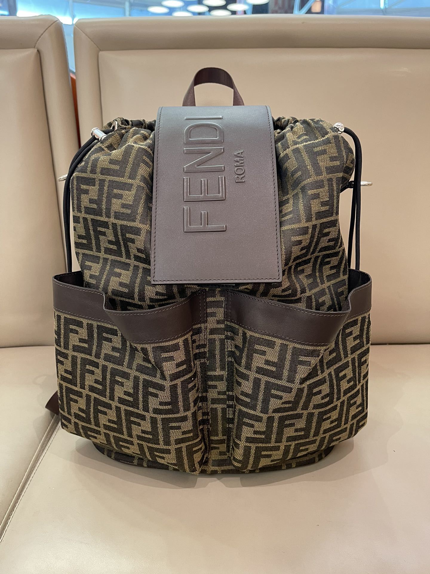Stylish Fendi Backpack With Signature FF Pattern And Leather Branding Flap 7vz070 - Replicaclubs